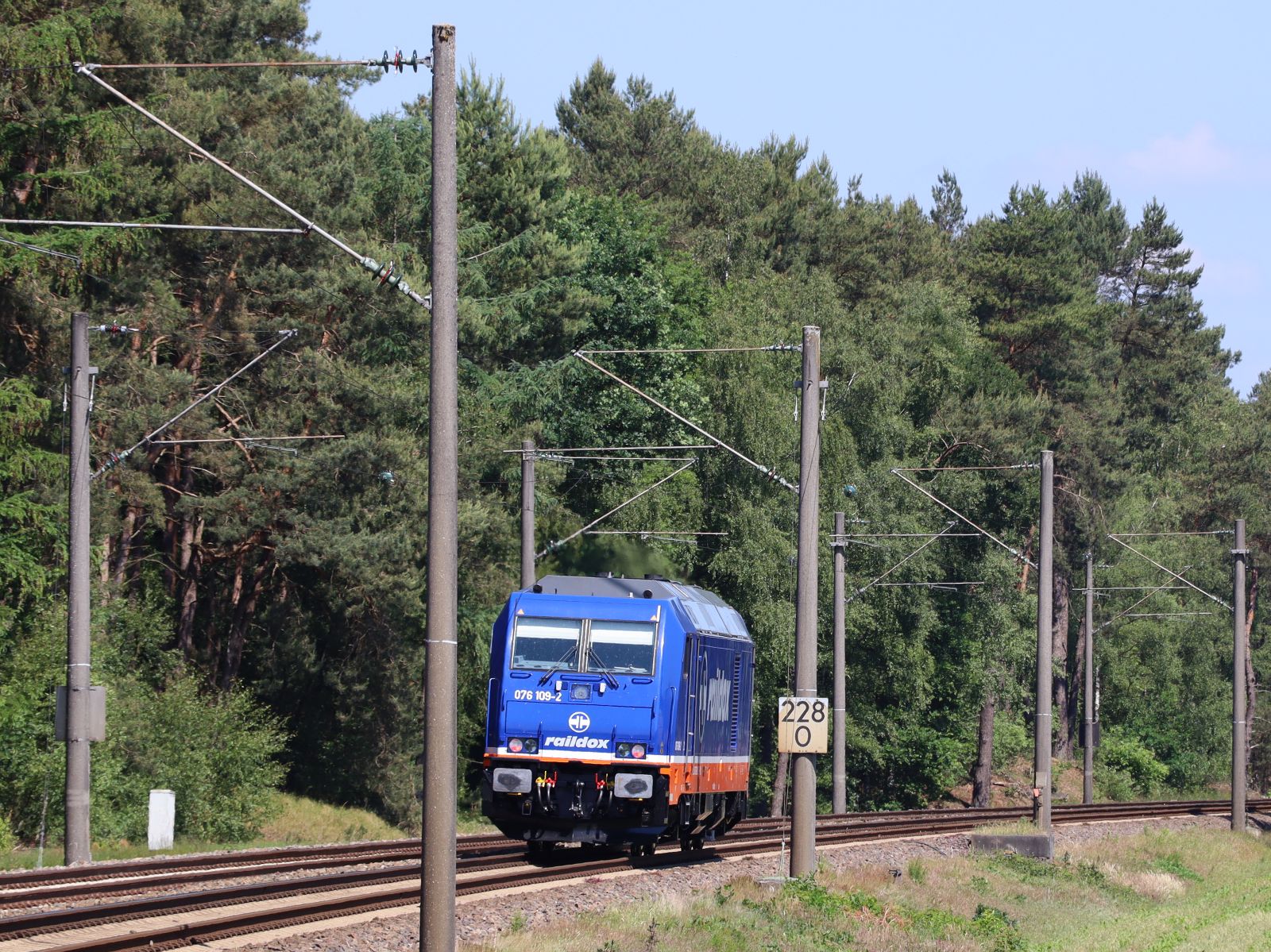Raildox Diesellokomotive 076 109-2 (92 88 0076 109-2 B-RDX) Bernte, Emsb�ren 03-06-2022.

Raildox diesellocomotief 076 109-2 (92 88 0076 109-2 B-RDX) Bernte, Emsb�ren 03-06-2022.