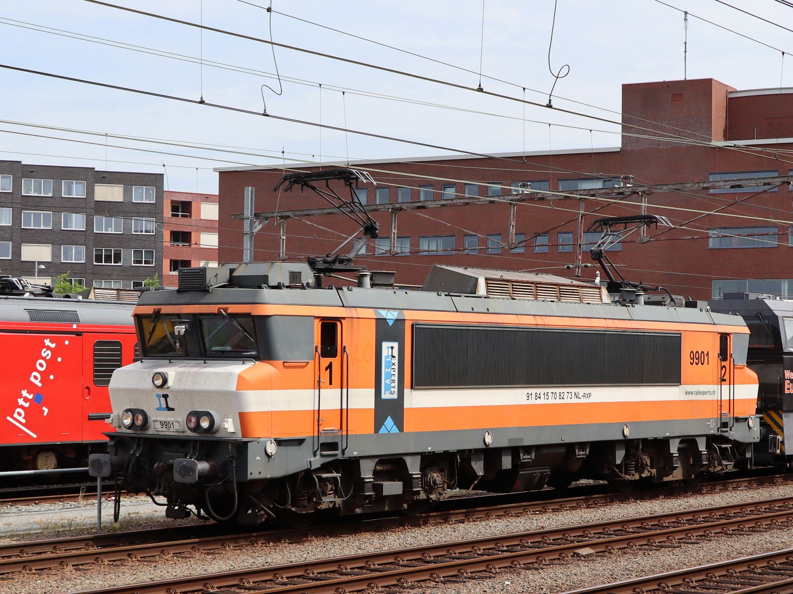 Railexperts Lokomotive 9901 (91 84 1570 827-3 NL-RXP) ex-NS 1627�Bahnhof Amersfoort Centraal 02-08-2022.

Railexperts locomotief 9901 (91 84 1570 827-3 NL-RXP) ex-NS 1627�station Amersfoort Centraal 02-08-2022.