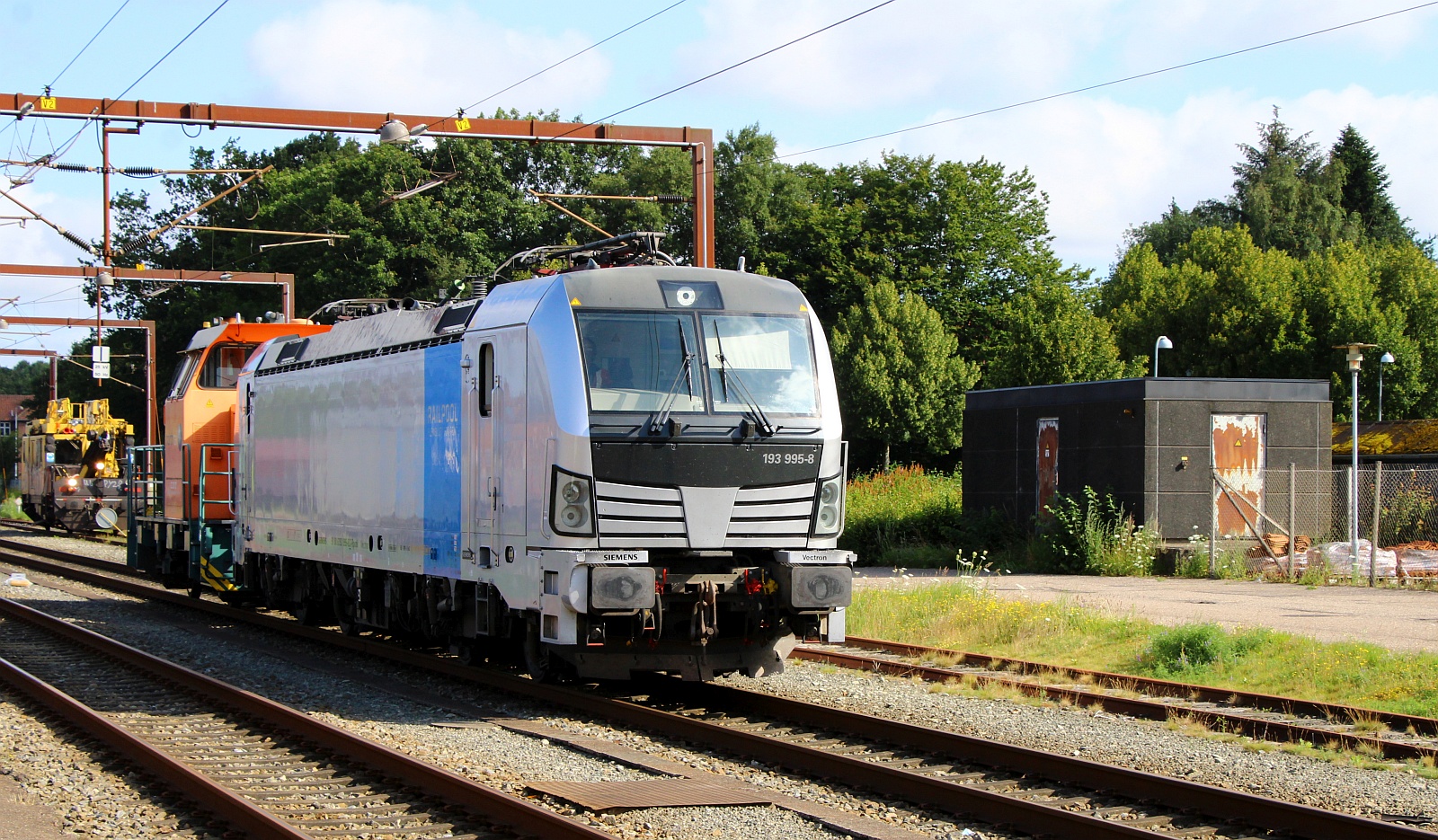 Railpool 193 995-8 hat gerade den italienischen Müllzug nach Pattburg gebracht und wird nun von der 322 220 127 in die Abstellung rangiert. Pattburg/Dk 23.07.2024 