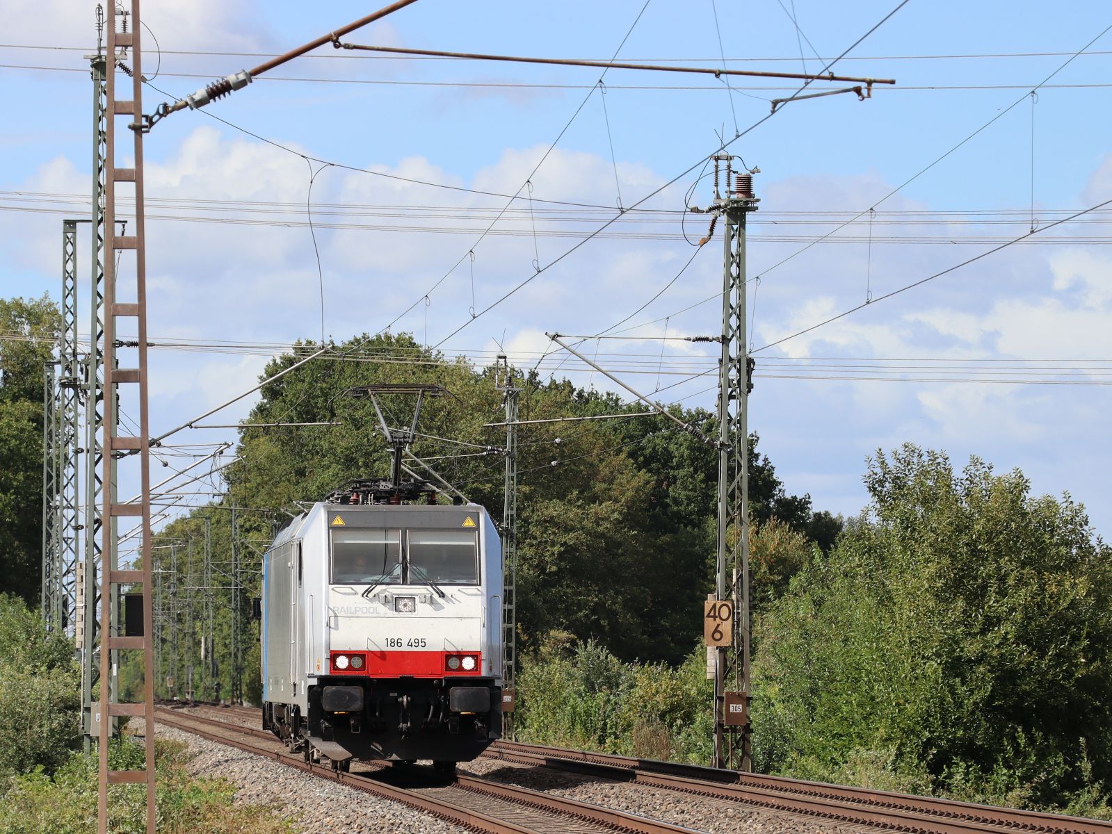 Railpool Lokomotive 186 495-8 (91 80 6186 495-8 D-Rpool) Wasserstrasse, Hamminkeln 16-09-2022.

Railpool locomotief 186 495-8 (91 80 6186 495-8 D-Rpool) Wasserstrasse, Hamminkeln 16-09-2022.