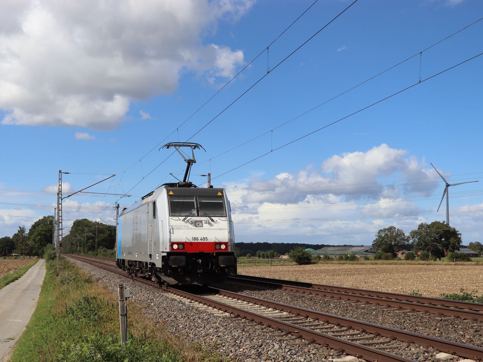 Railpool Lokomotive 186 495-8 (91 80 6186 495-8 D-Rpool) Wasserstrasse, Hamminkeln 16-09-2022.

Railpool locomotief 186 495-8 (91 80 6186 495-8 D-Rpool) Wasserstrasse, Hamminkeln 16-09-2022.
