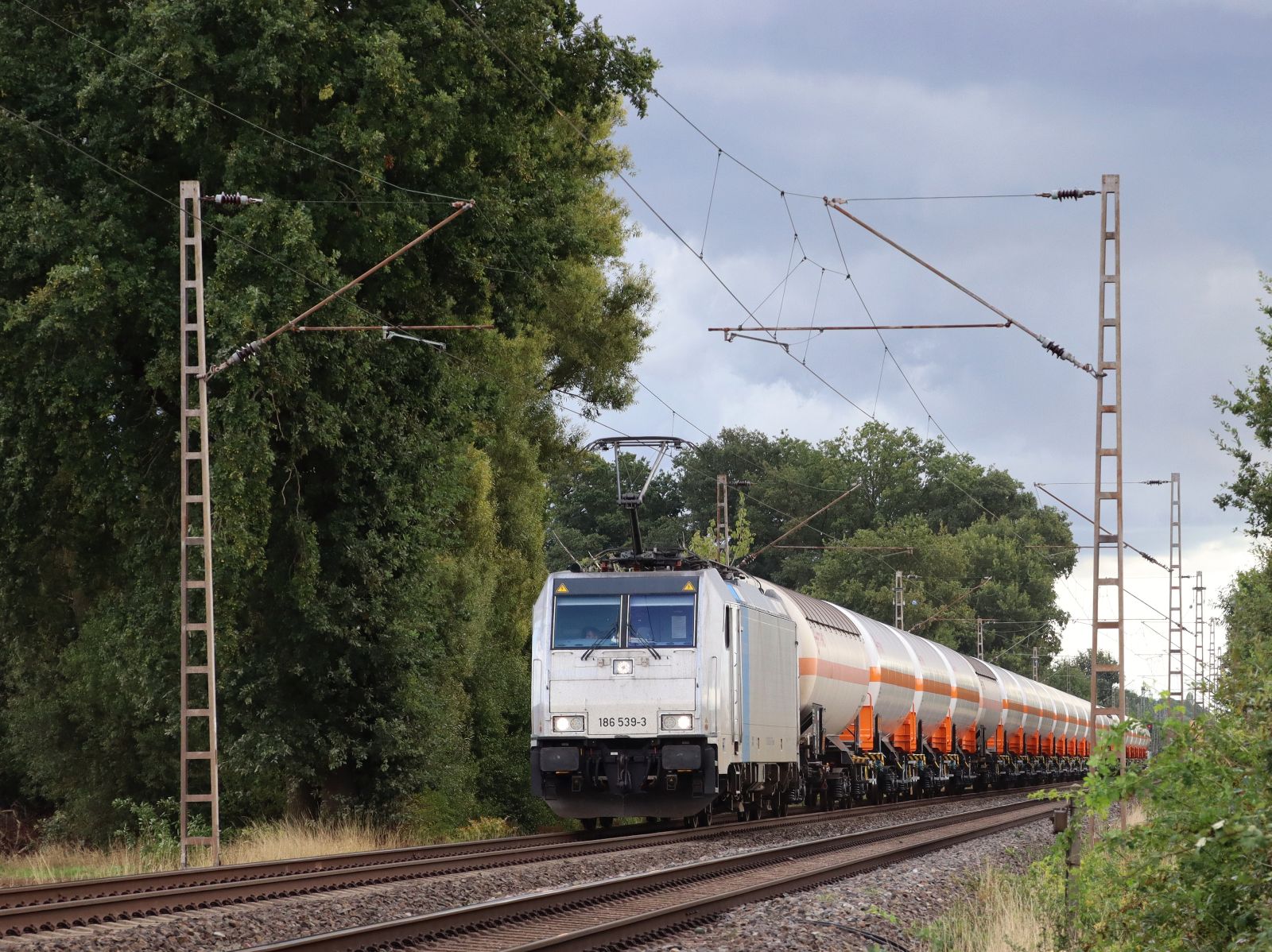 Railpool Lokomotive 186 539-3 bei Bahn�bergang Wasserstrasse, Hamminkeln 16-09-2022.

Railpool locomotief 186 539-3 bij overweg Wasserstrasse, Hamminkeln 16-09-2022.