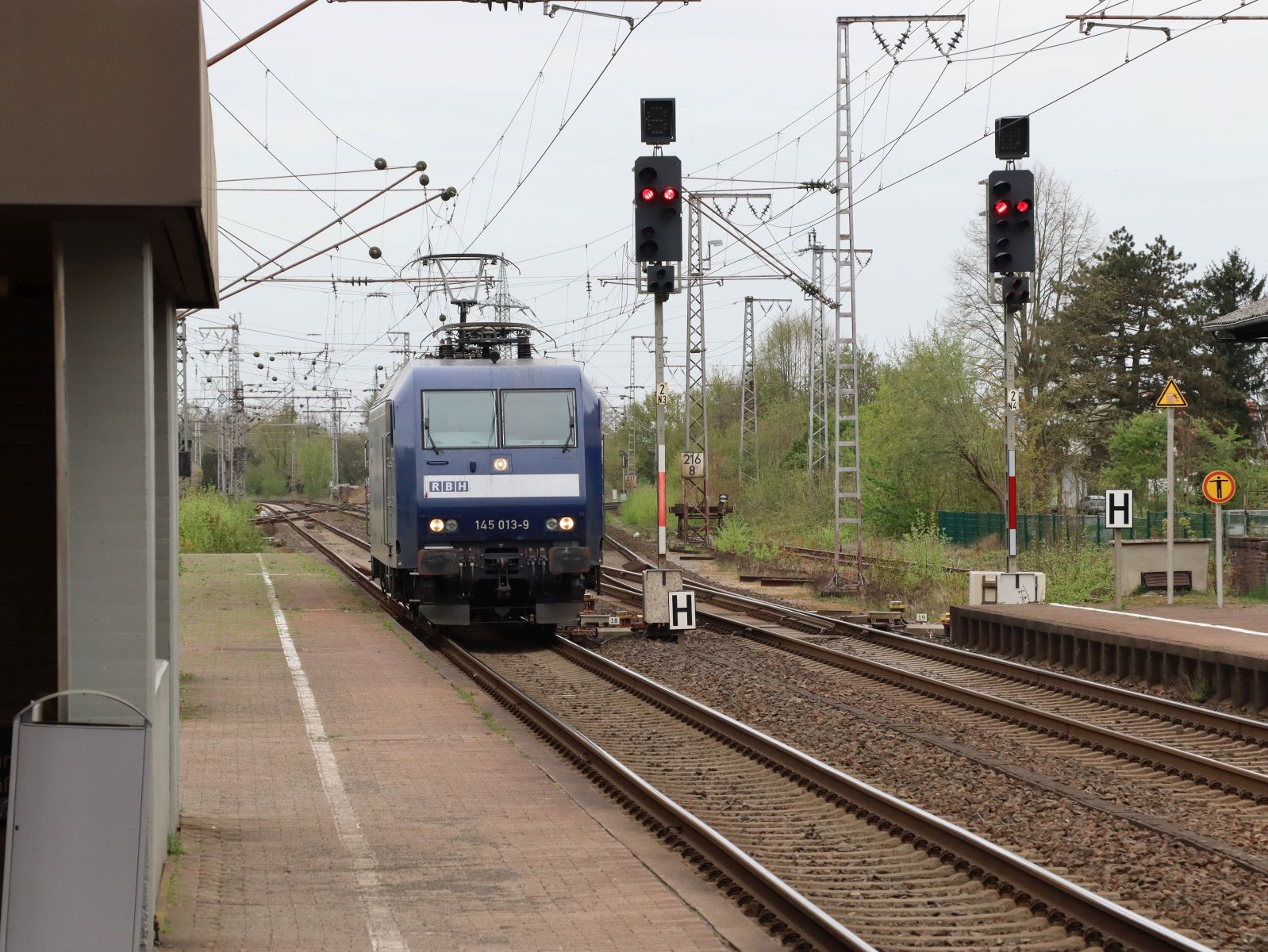 RBH (Rail Barge Harbour) Lokomotive 145 013-9 Gleis 3 Bahnhof Salzbergen 17-04-2025.

RBH (Rail Barge Harbour) locomotief 145 013-9 spoor 3 station Salzbergen 17-04-2025.