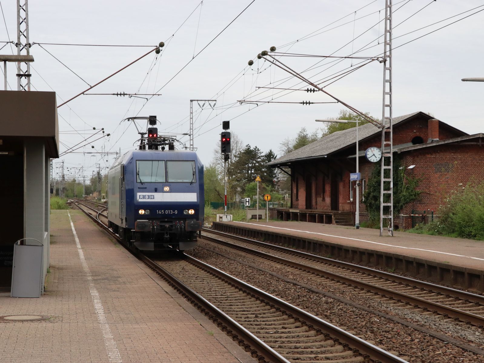RBH (Rail Barge Harbour) Lokomotive 145 013-9 Gleis 3 Bahnhof Salzbergen 17-04-2025.

RBH (Rail Barge Harbour) locomotief 145 013-9 spoor 3 station Salzbergen 17-04-2025.