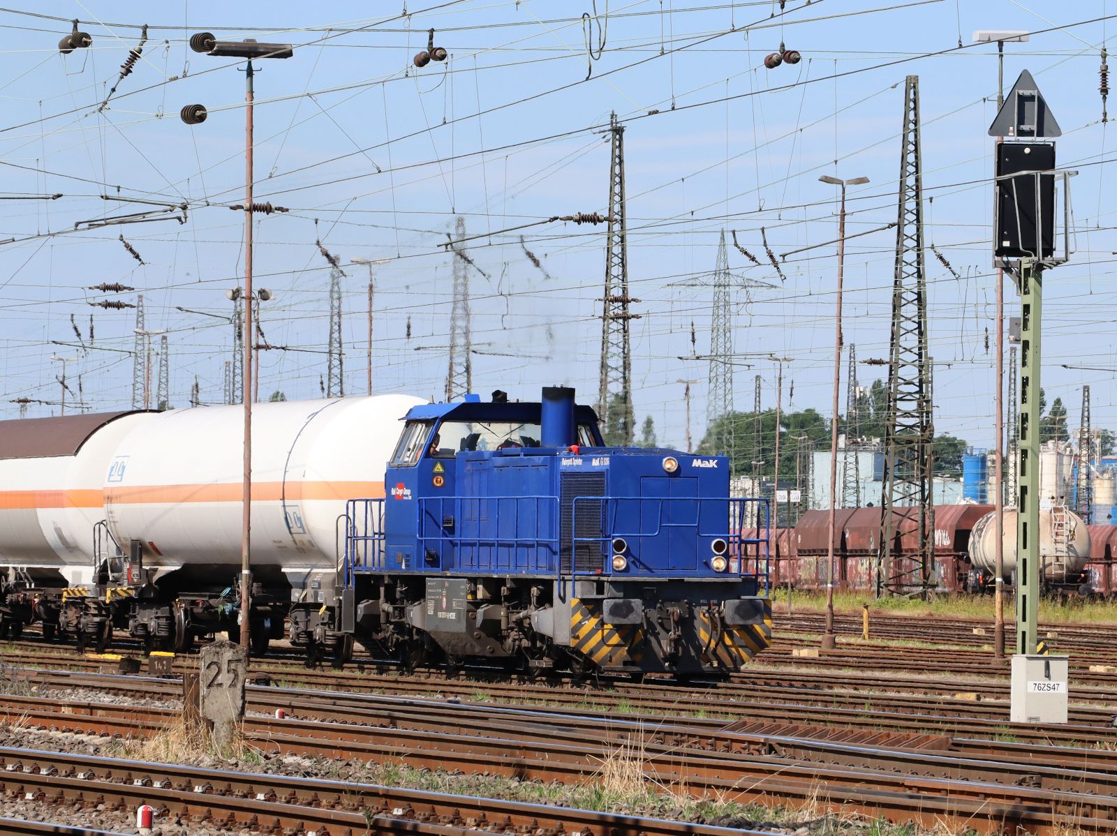 RCC (Rail Cargo Carrier Germany GmbH) Diesellokomotive 275 111-3 (92 80 1275 111-3 D-RCCDE) G�terbahnhof Oberhausen West 11-07-2024.

RCC (Rail Cargo Carrier Germany GmbH) diesellocomotief 275 111-3 (92 80 1275 111-3 D-RCCDE) goederenstation Oberhausen West 11-07-2024.