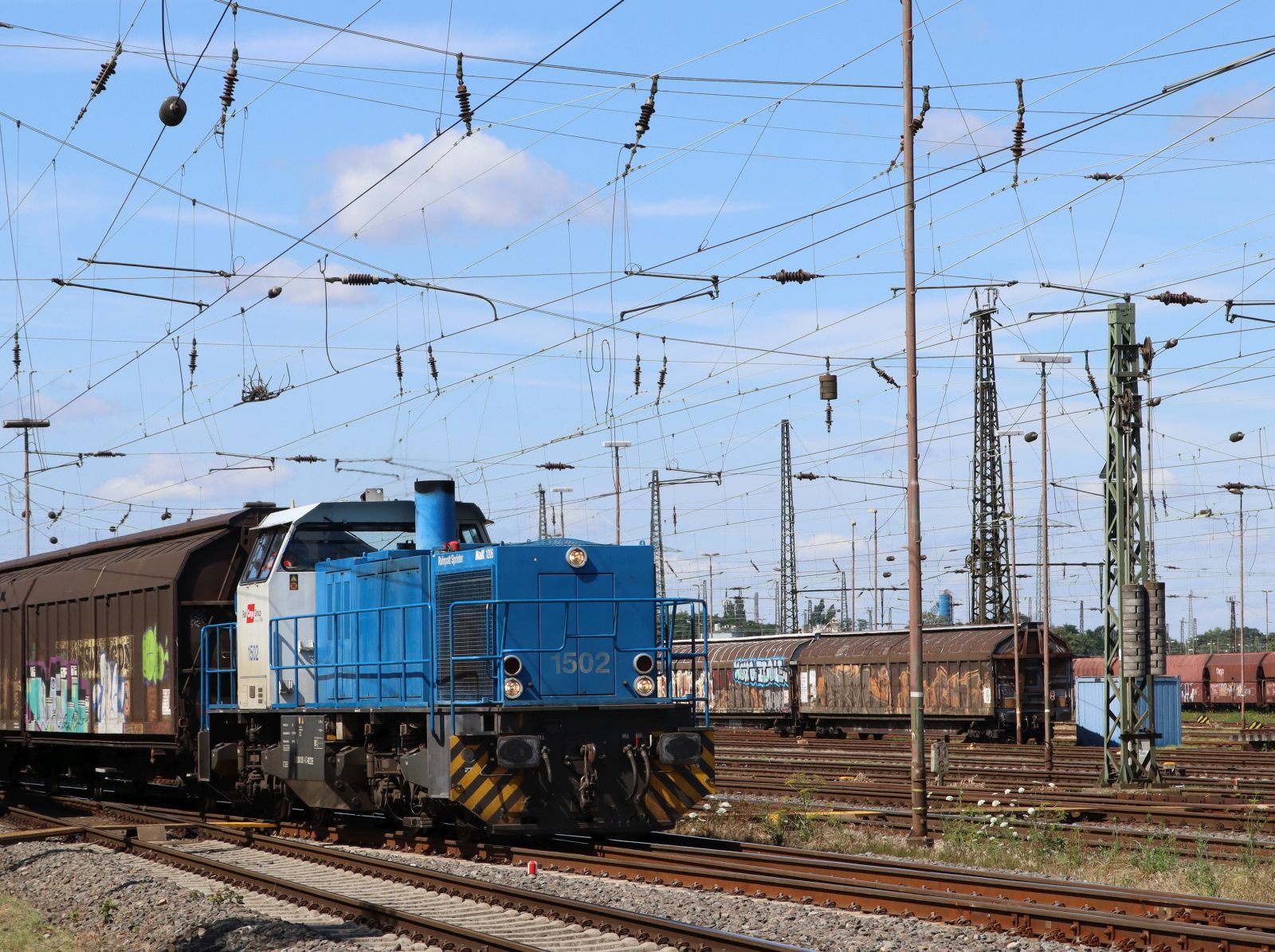 RCC (Rail Cargo Carrier Germany GmbH) Diesellokomotive 1502 (92 82 000 1502-4 D-RCCDE) G�terbahnhof Oberhausen West 11-07-2024.

RCC (Rail Cargo Carrier Germany GmbH) diesellocomotief 1502 (92 82 000 1502-4 D-RCCDE) goederenstation Oberhausen West 11-07-2024.