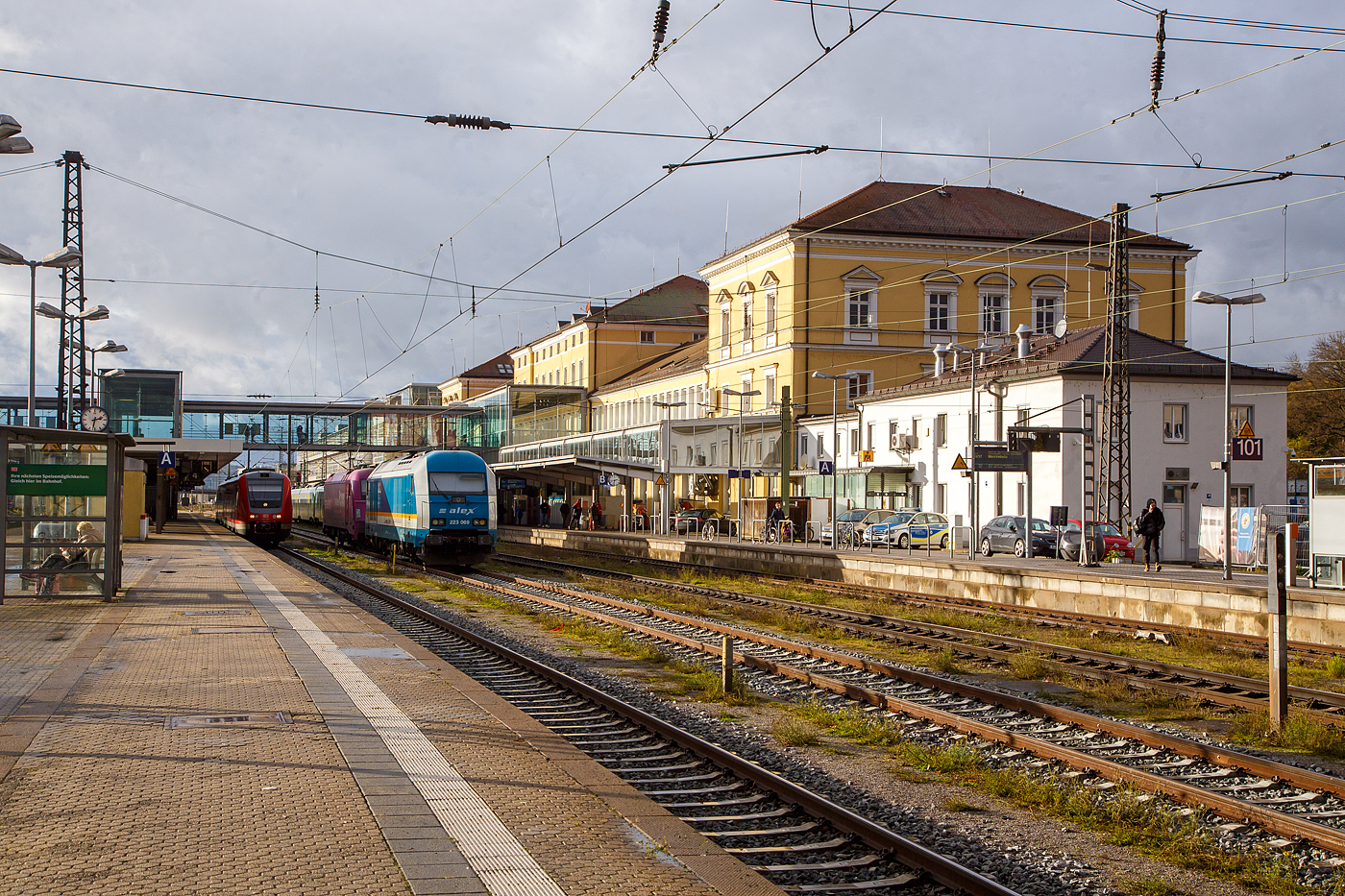 Regensburg Hauptbahnhof am 24.11.2022, links auf Gleis 4 Bombardier  RegioSwinger  (Dieseltriebwagen mit Neigetechnik) 612 481 / 612 981 als RE 40 nach Nürnberg Hbf zur Abfahrt bereit, auf Gleis 3 stehen die alex 223 069 und die alex 183 005 und warten auf die nächsten alex Züge nach Schwandorf  bzw. München. Bei den alex-Zügen (RE 25) findet im Hbf Regensburg ein Lokwechsel statt, von und nach München wird elektrisch mit einer 183er gefahren, Züge von bzw. nach Schwandorf und weiter bis/ab Plzeň (Pilsen) werden mit Dieselloks der BR 223 gefahren.

Der Regensburg Hauptbahnhof, ist der größte Bahnhof der Stadt Regensburg. Das heutige Empfangsgebäude wurde 1892 fertig gestellt und ersetzte einen etwas südlicher gelegenen Vorgängerbau, der 1859 im Zuge der ersten Bahnanbindung der Stadt errichtet worden war.

Der Regensburger Hauptbahnhof befindet sich am südlichen Rand der Altstadt. Seit dem Umbau 2004 ist der Ausgang nicht nur nach Norden zur Altstadt, sondern auch nach Süden zur Passage des Einkaufszentrums Regensburg Arcaden. Fußläufig sind auch die südlichen Stadtteile erreichbar. 

Der Ausgang nach Norden führt zur Altstadt und zum Busbahnhof und ist nicht weit entfernt vom Schlosspark des Schlosses Thurn und Taxis, der aber nicht frei zugänglich ist. 

In Regensburg treffen sich die Strecken:
    München–Regensburg (KBS 930)
    Nürnberg–Regensburg (KBS 880)
    Regensburg–Weiden (KBS 855)
    Regensburg–Ingolstadt (KBS 993)
