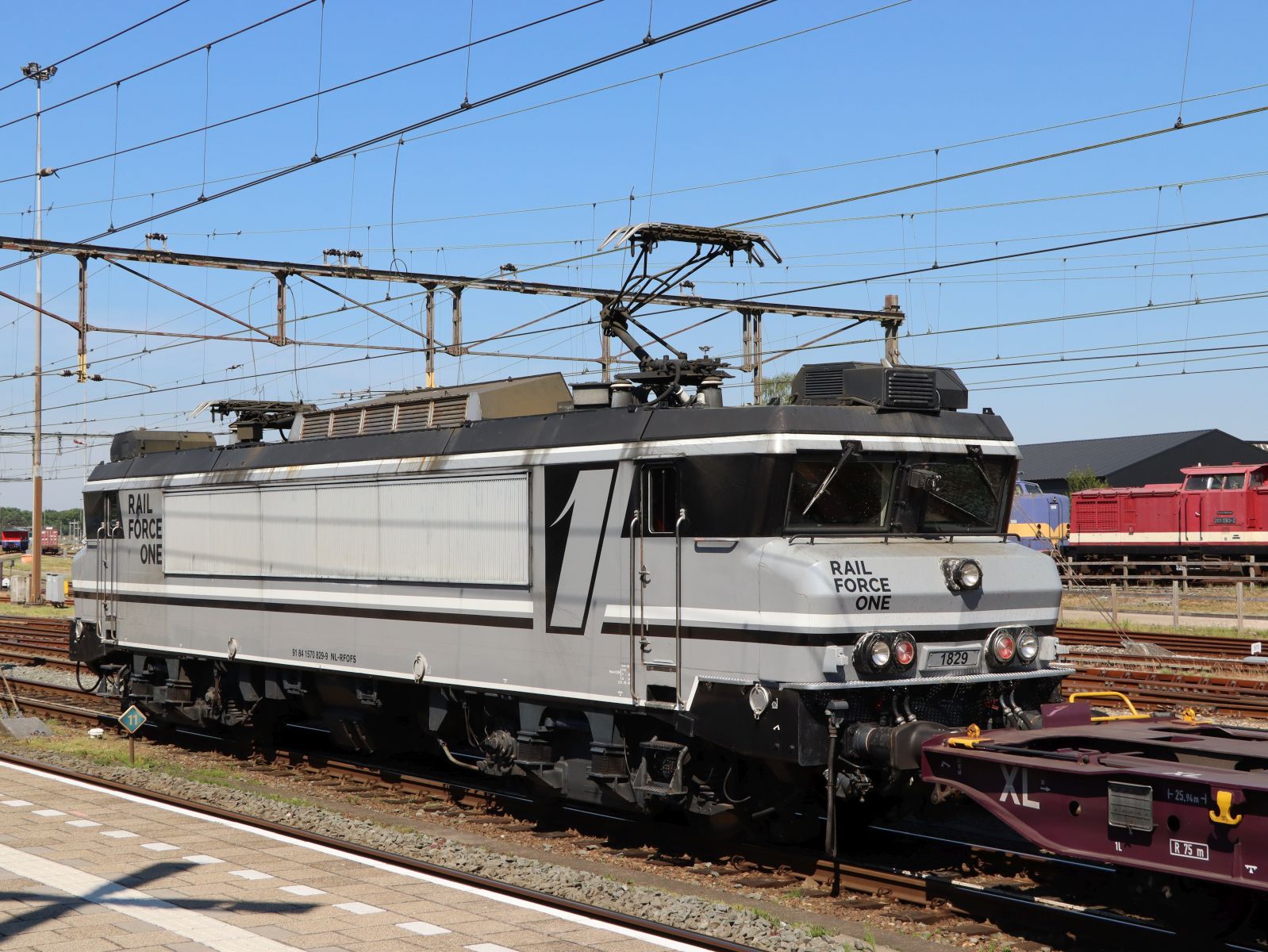 RFO (Rail Force One) Lokomotive 1829 (91 84 1570 829-9) ex-NS 1829 Gleis 8 station Amersfoort Centraal 14-05-2024.

RFO (Rail Force One) locomotief 1829 (91 84 1570 829-9) ex-NS 1829 spoor 8 station Amersfoort Centraal 14-05-2024.