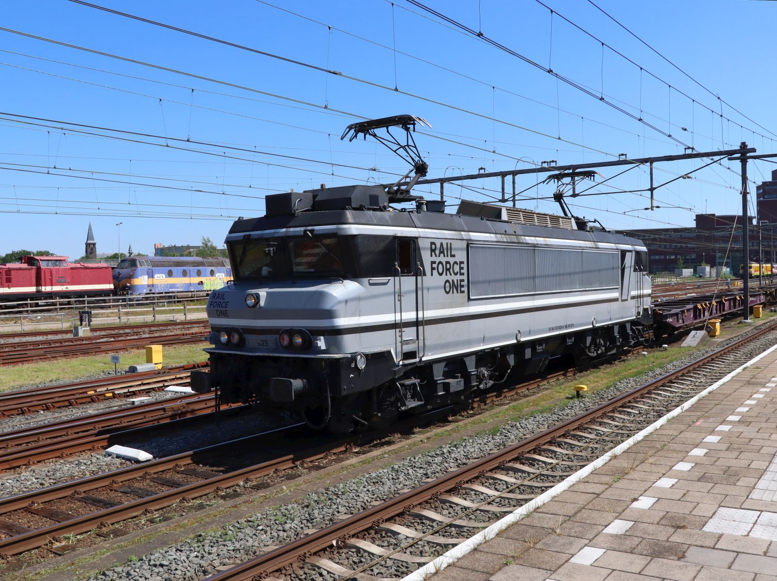 RFO (Rail Force One) Lokomotive 1829 (91 84 1570 829-9) ex-NS 1829 Gleis 8 station Amersfoort Centraal 14-05-2024.

RFO (Rail Force One) locomotief 1829 (91 84 1570 829-9) ex-NS 1829 spoor 8 station Amersfoort Centraal 14-05-2024.