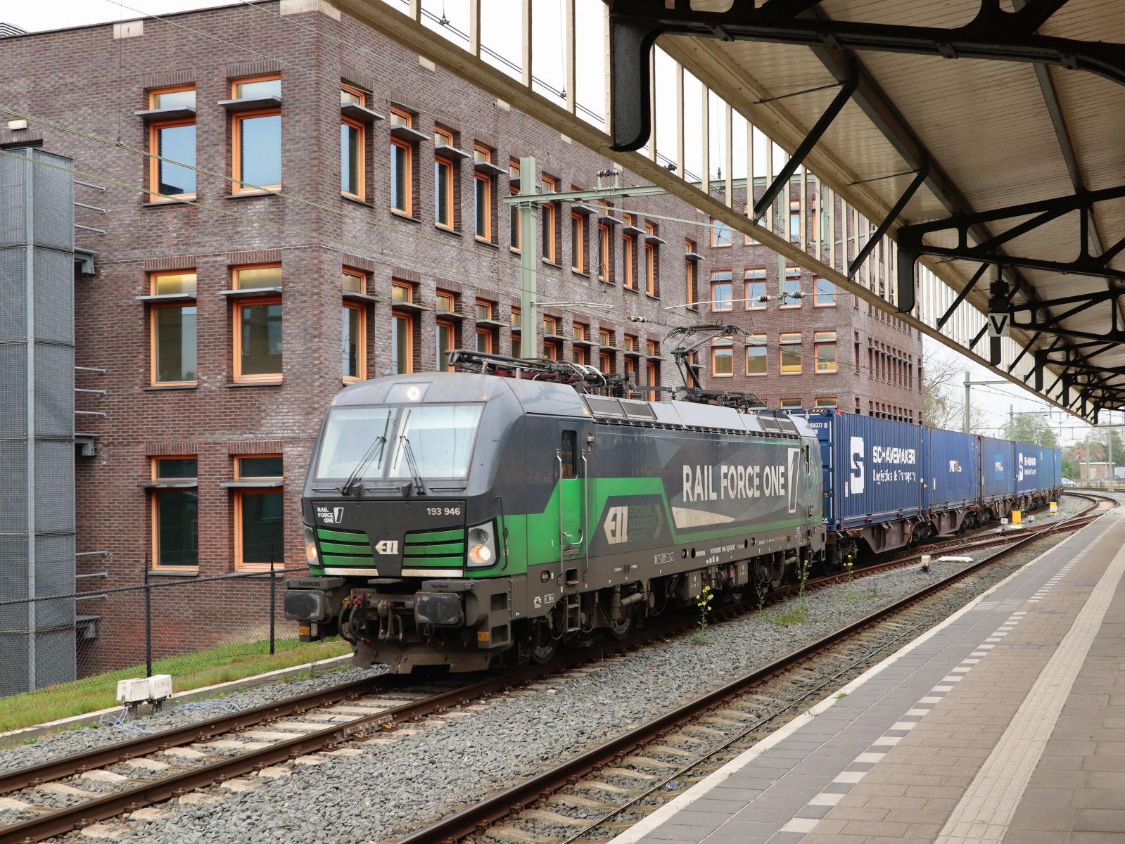 RFO (Rail Force One) Vectron Lokomotive 193 946-1  (91 80 6193 946-1 D-ELOC) Gleis 1 Bahnhof Hengelo 17-04-2025.

RFO (Rail Force One) Vectron locomotief 193 946-1  (91 80 6193 946-1 D-ELOC) spoor 1 station Hengelo 17-04-2025.