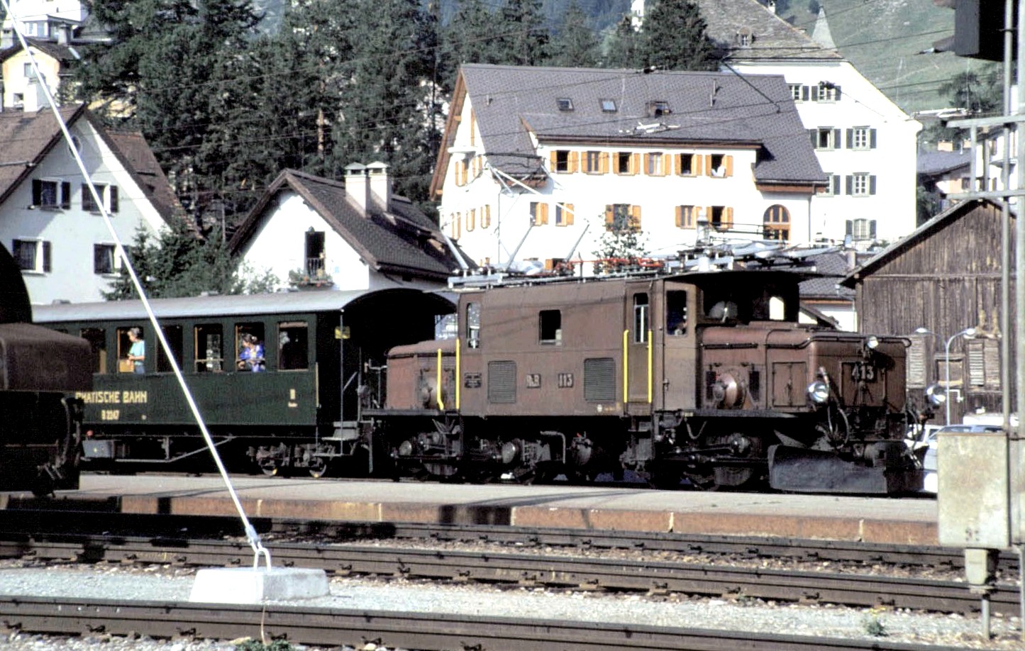 RhB Ge 6/6 I Nr.413 mit GmP in Samedan im August 1990.