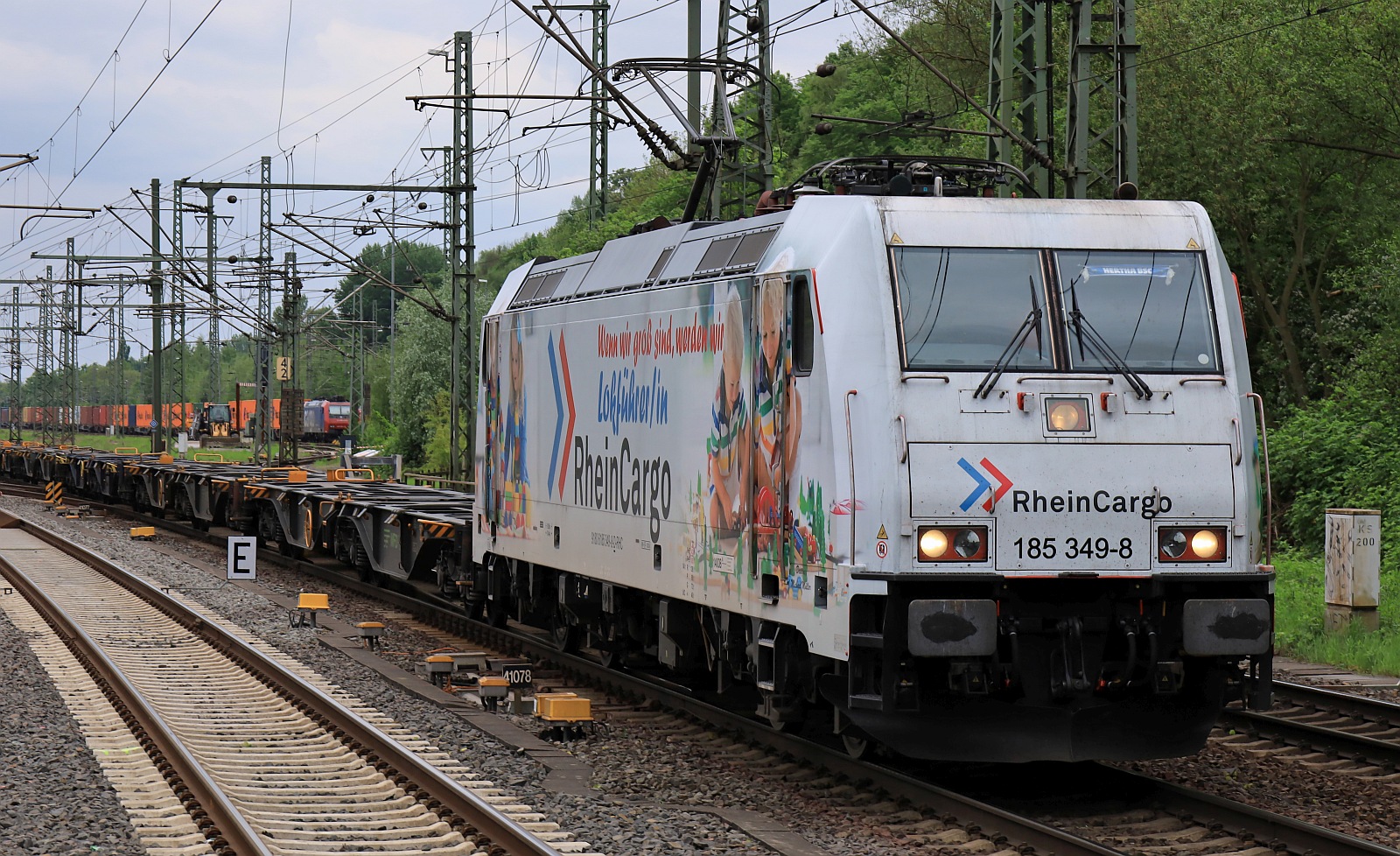 RHC ex DB 185 349-8 REV/ALSTOM/12.01.24 mit leerem Containertragwagenzug Durchfahrt HH-Harburg 04.05.2024