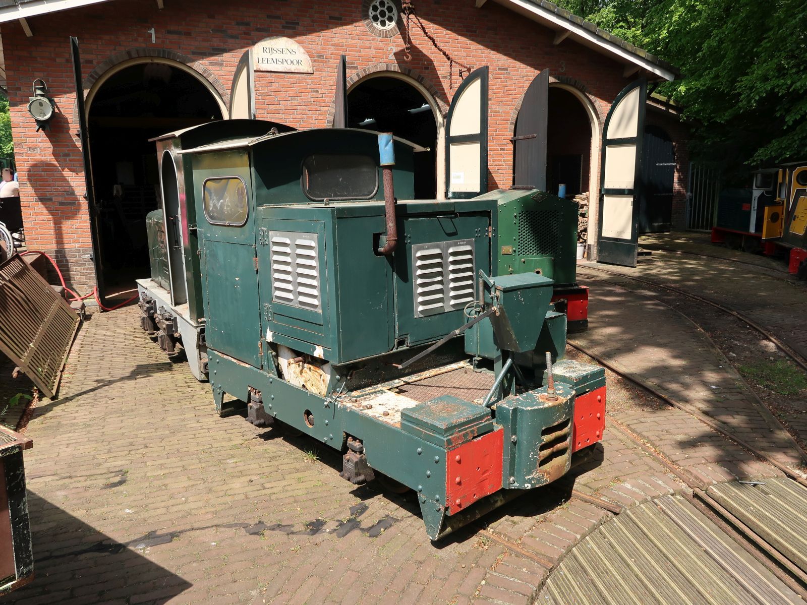 Rijssens Leemspoor Diesellok Nummer 6 20/28HP Simplex 201 HP 9290 Motor Rail Bedford (Simplex) Baujhar 1948. Schmallspurmuseum Leemspoor, Rijssen 09-05-2024.

Rijssens Leemspoor diesellocomotief nummer 6 20/28HP  Simplex 201 HP 9290 gebouwd door Motor Rail Bedford (Simplex) bouwjaar 1948. smalspoormuseum Leemspoor, Rijssen 09-05-2024.