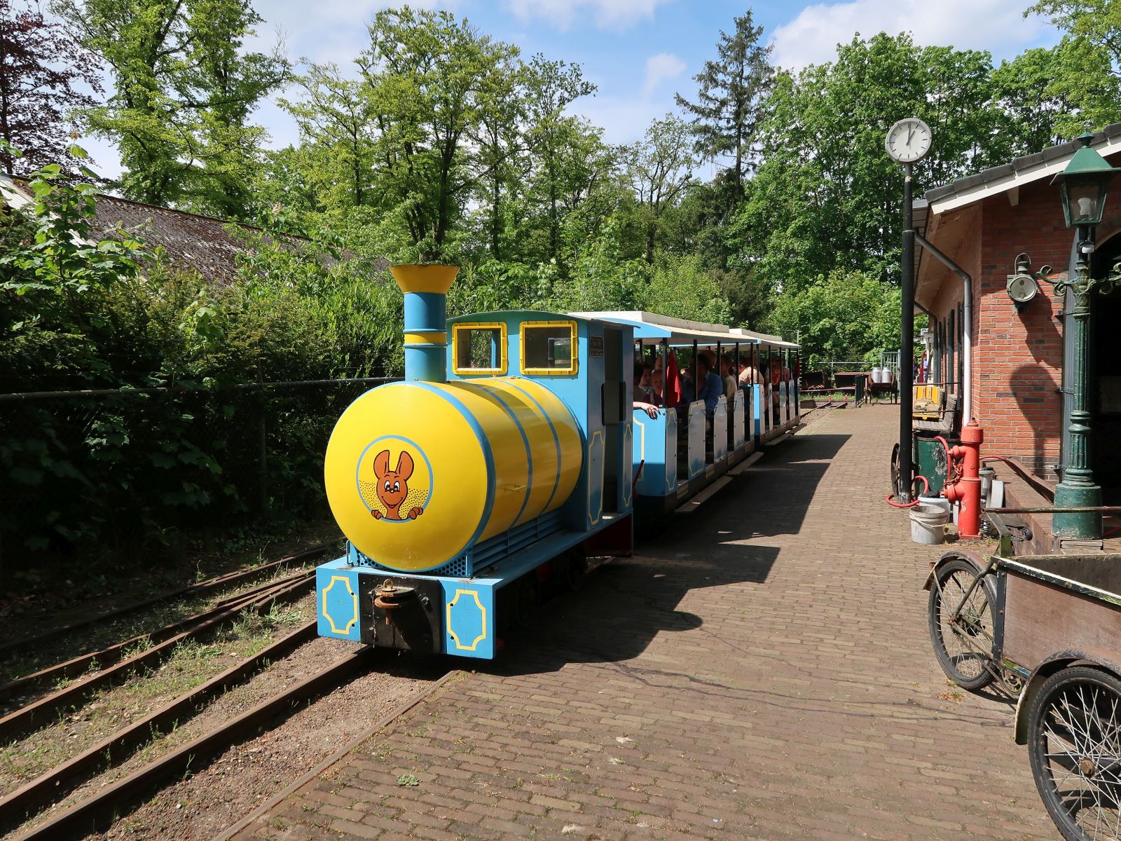  Rijssens Leemspoor  Diesellokomotive 15 Type DS30 ex-Flevohof / Sixflags Baujahr 1953 Diepholzer Maschinenfabrik Fritz Sch�ttler GmbH DIEMA, Diepholz. Schmalspurmuseum Leemspoor, Rijssen 09-05-2024. 

 Rijssens Leemspoor  diesellocomotief 15 type DS30 ex-Flevohof / Sixflags bouwjaar 1953 Diepholzer Maschinenfabrik Fritz Sch�ttler GmbH DIEMA, Diepholz. Smalspoormuseum Leemspoor, Rijssen 09-05-2024.