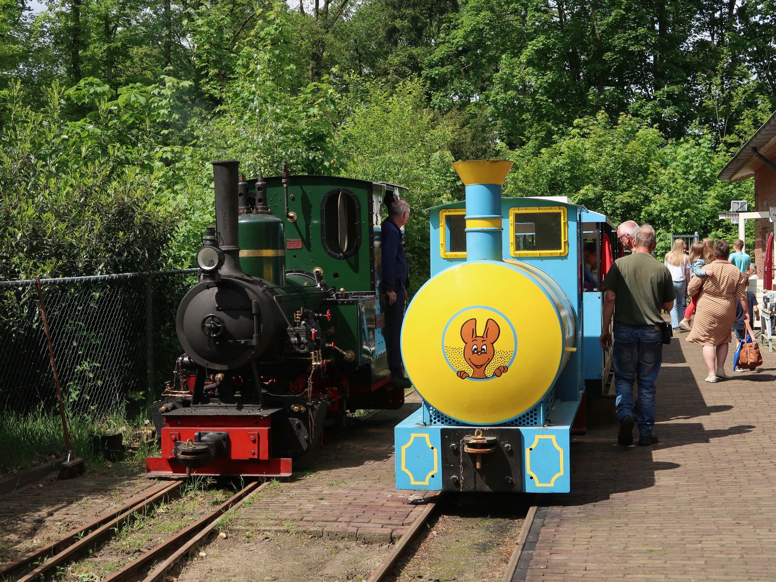  Rijssens Leemspoor  Diesellokomotive 15 Type DS30 ex-Flevohof / Sixflags Baujahr 1953 Diepholzer Maschinenfabrik Fritz Sch�ttler GmbH DIEMA, Diepholz. Schmalspurmuseum Leemspoor, Rijssen 09-05-2024.

 Rijssens Leemspoor  diesellocomotief 15 type DS30 ex-Flevohof / Sixflags bouwjaar 1953 Diepholzer Maschinenfabrik Fritz Sch�ttler GmbH DIEMA, Diepholz. Smalspoormuseum Leemspoor, Rijssen 09-05-2024.