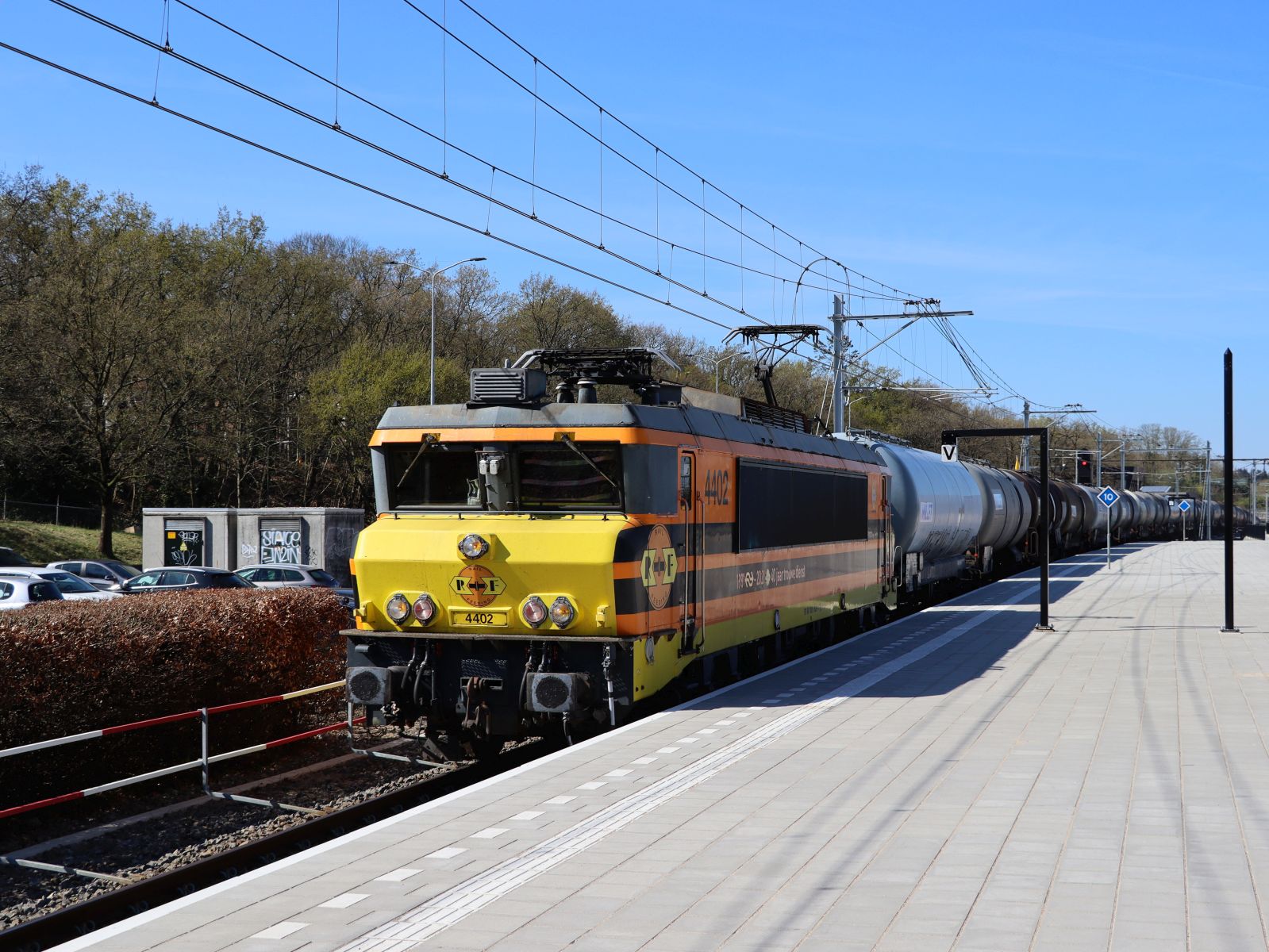 RRF (Rotterdam Rail Feeding) Lokomotive 4402 (91 84 1001 609-4 NL-RRF) mit Aufschrift:  1981-2021 40 jaar trouwe dienst!  Ex-NS 1609. Gleis 1 Amersfoort Centraal 08-04-2025.

RRF (Rotterdam Rail Feeding) locomotief 4402 (91 84 1001 609-4 NL-RRF) met opschrift:  1981-2021 40 jaar trouwe dienst!  Ex-NS 1609. Spoor 1 Amersfoort Centraal 08-04-2025.