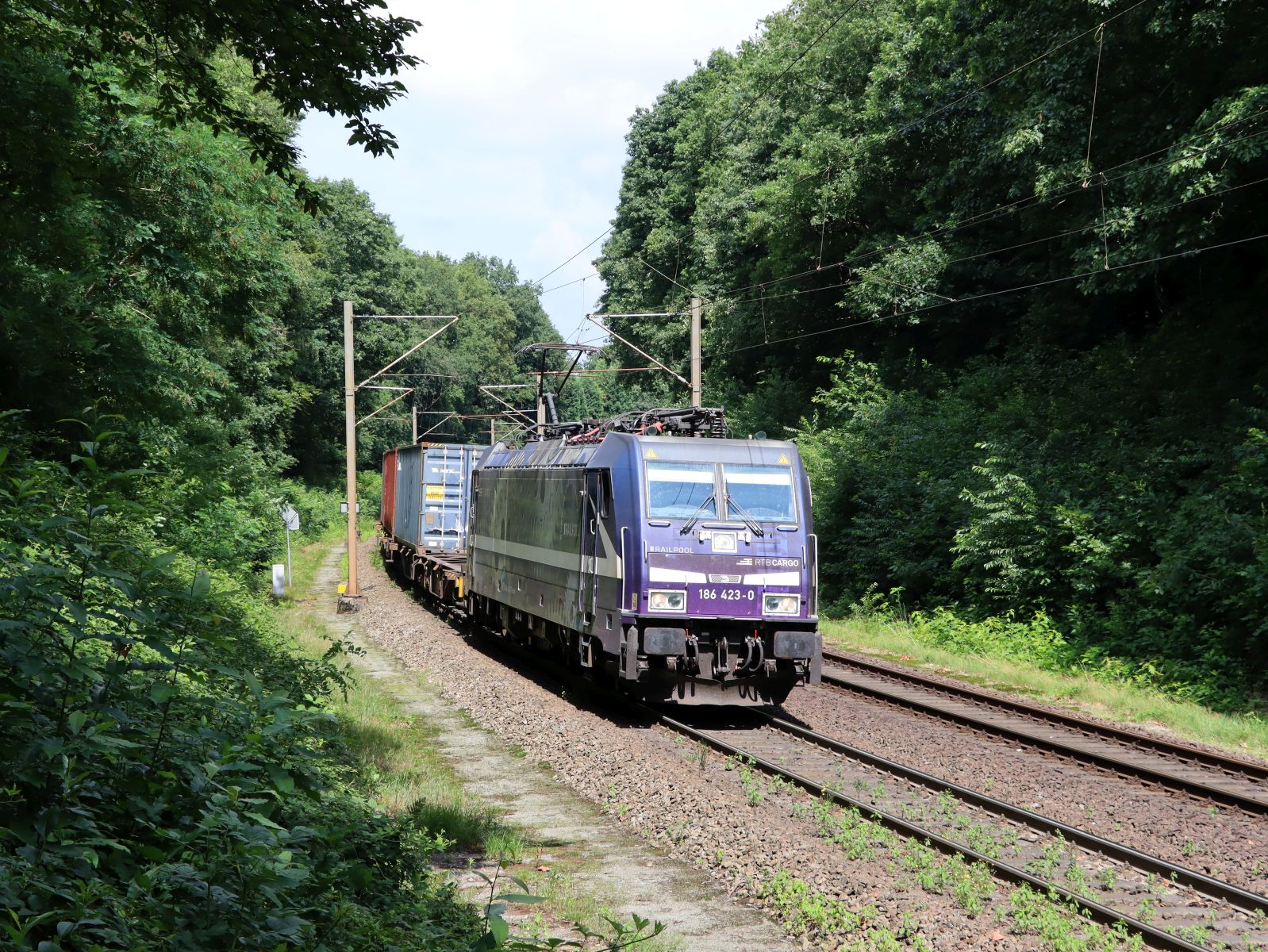 RTB Cargo Lokomotive 186 423-0 (91 80 6186 423-0 D-Rpool) mit dem Name  Running like Clockwork   Bahn�bergang Bovenste Molenweg, Venlo, Niederlande 24-07-2025.

RTB Cargo locomotief 186 423-0 (91 80 6186 423-0 D-Rpool) met de naam  Running like Clockwork   overweg Bovenste Molenweg, Venlo, Nederland 24-07-2025.