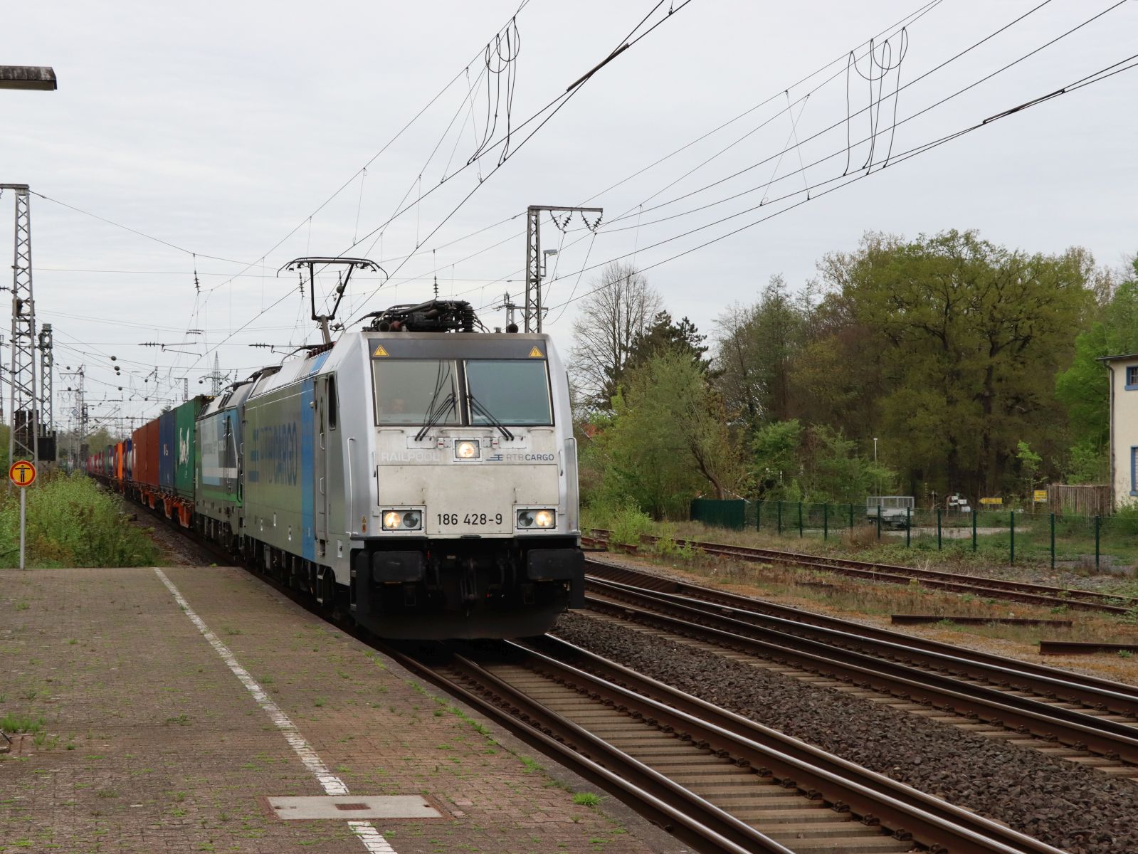 RTB Cargo Lokomotive 186 428-9 (91 80 6186 428-9 D-Rpool) Bahnhof Salzbergen 17-04-2025.

RTB Cargo locomotief 186 428-9 (91 80 6186 428-9 D-Rpool) station Salzbergen 17-04-2025.