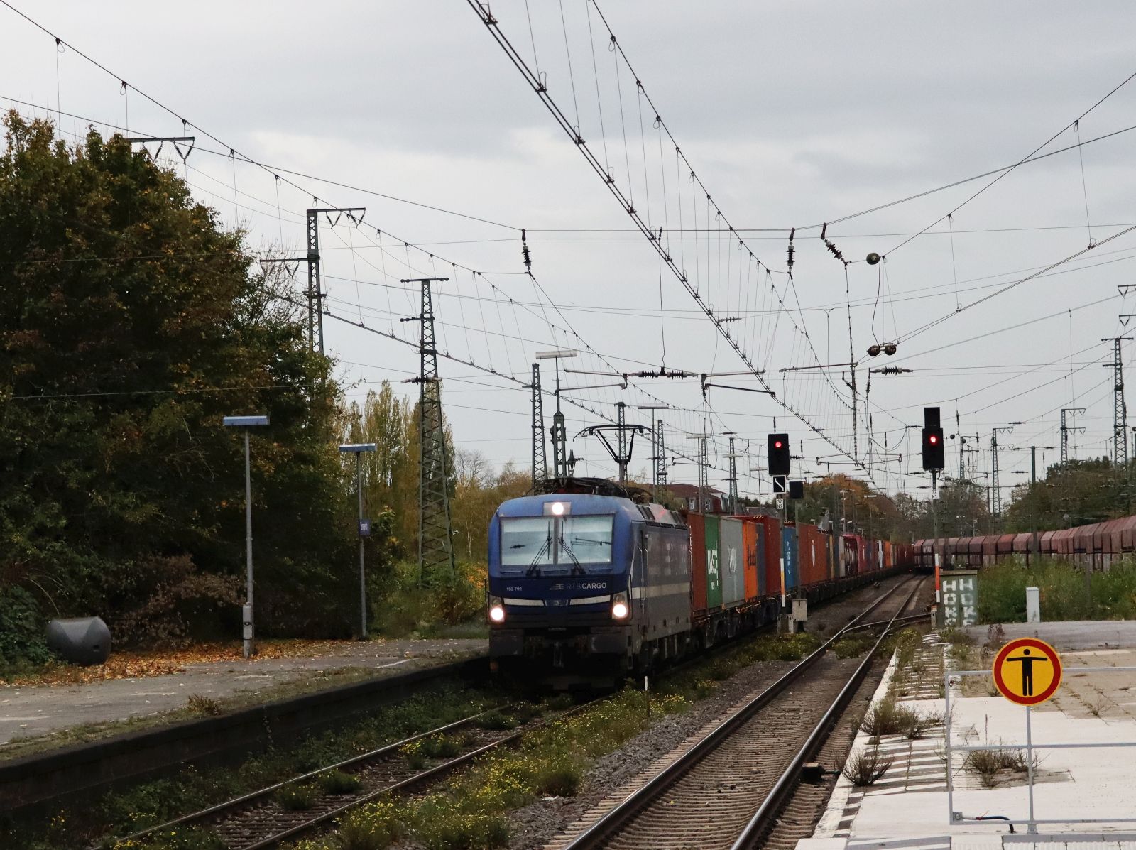 RTB Cargo Lokomotive 193 792-9 (91 80 6193 792-9 D-ELOC) Gleis 2 Emmerich am Rhein 03-11-2022.

RTB Cargo locomotief 193 792-9 (91 80 6193 792-9 D-ELOC) spoor 2 Emmerich 03-11-2022.
