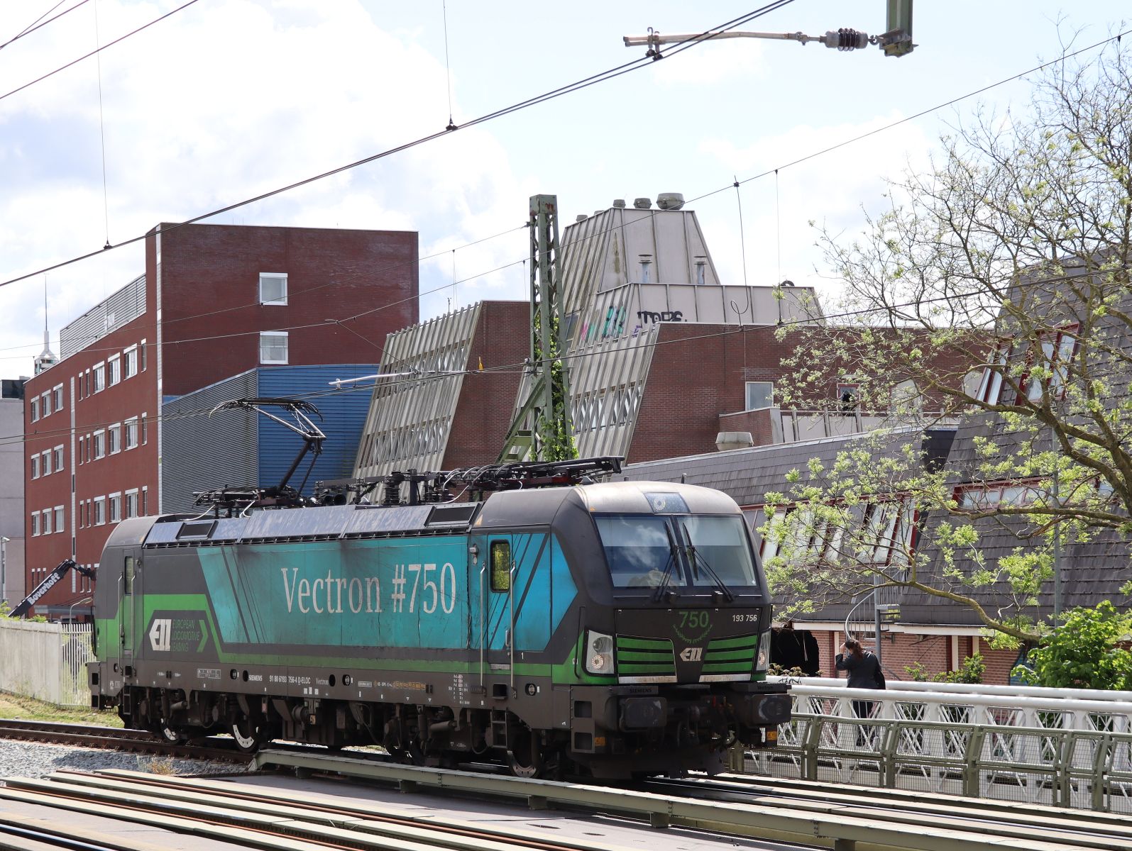 RTB Cargo (Rurtalbahn Cargo) Lokomotive 193 756-4 (91 80 6193 756-4 D-ELOC) 750. Vectron Lokomotive Gleis 1 Deventer 16-05-2023.

RTB Cargo (Rurtalbahn Cargo) locomotief 193 756-4 (91 80 6193 756-4 D-ELOC) 750e Vectron locomotief tijdens kopmaken op spoor 1 Deventer 16-05-2023.