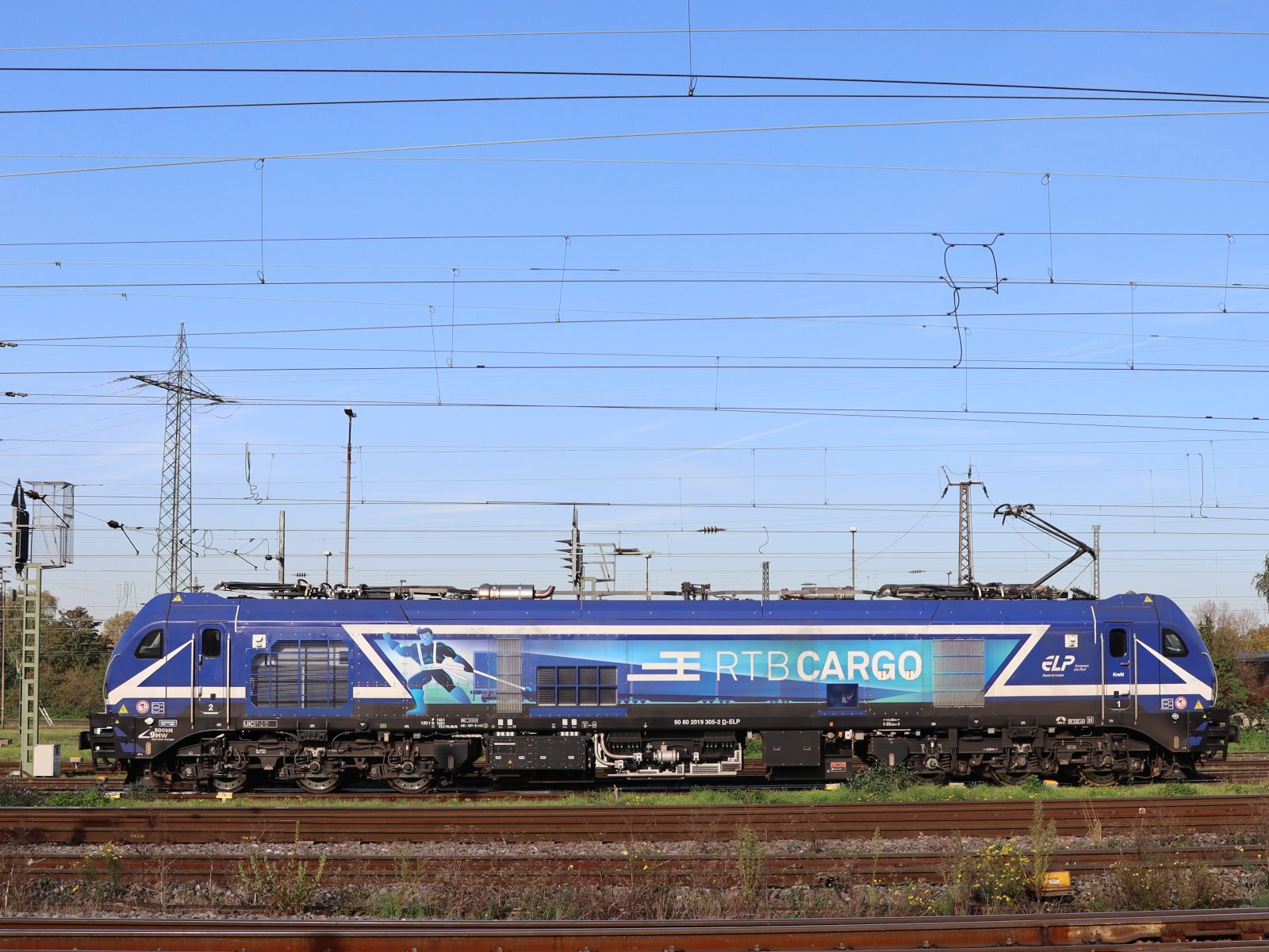 RTB Cargo Stadler Eurodual 9000 zweikrafthybridlok 2019 305-2 (90 80 2019 305-2 D-ELP) Name  Krefti  G�terbahnhof Oberhausen West 18-10-2024.

RTB Cargo Stadler Eurodual 9000 elektrische en diesellocomotief 2019 305-2 (90 80 2019 305-2 D-ELP) met de naam  Krefti  goederenstation Oberhausen West 18-10-2024.