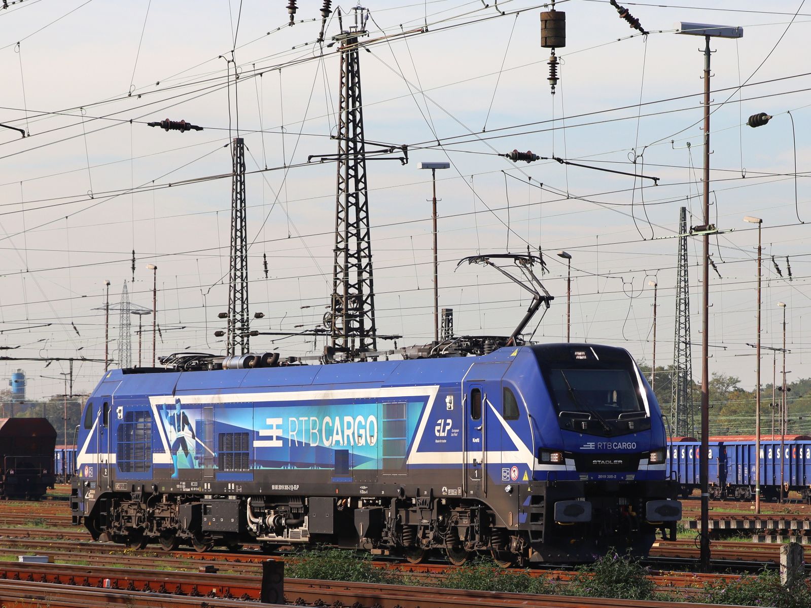 RTB Cargo Stadler Eurodual 9000 zweikrafthybridlok 2019 305-2 (90 80 2019 305-2 D-ELP) Name  Krefti  G�terbahnhof Oberhausen West 18-10-2024.

RTB Cargo Stadler Eurodual 9000 elektrische en diesellocomotief 2019 305-2 (90 80 2019 305-2 D-ELP) met de naam  Krefti  goederenstation Oberhausen West 18-10-2024.