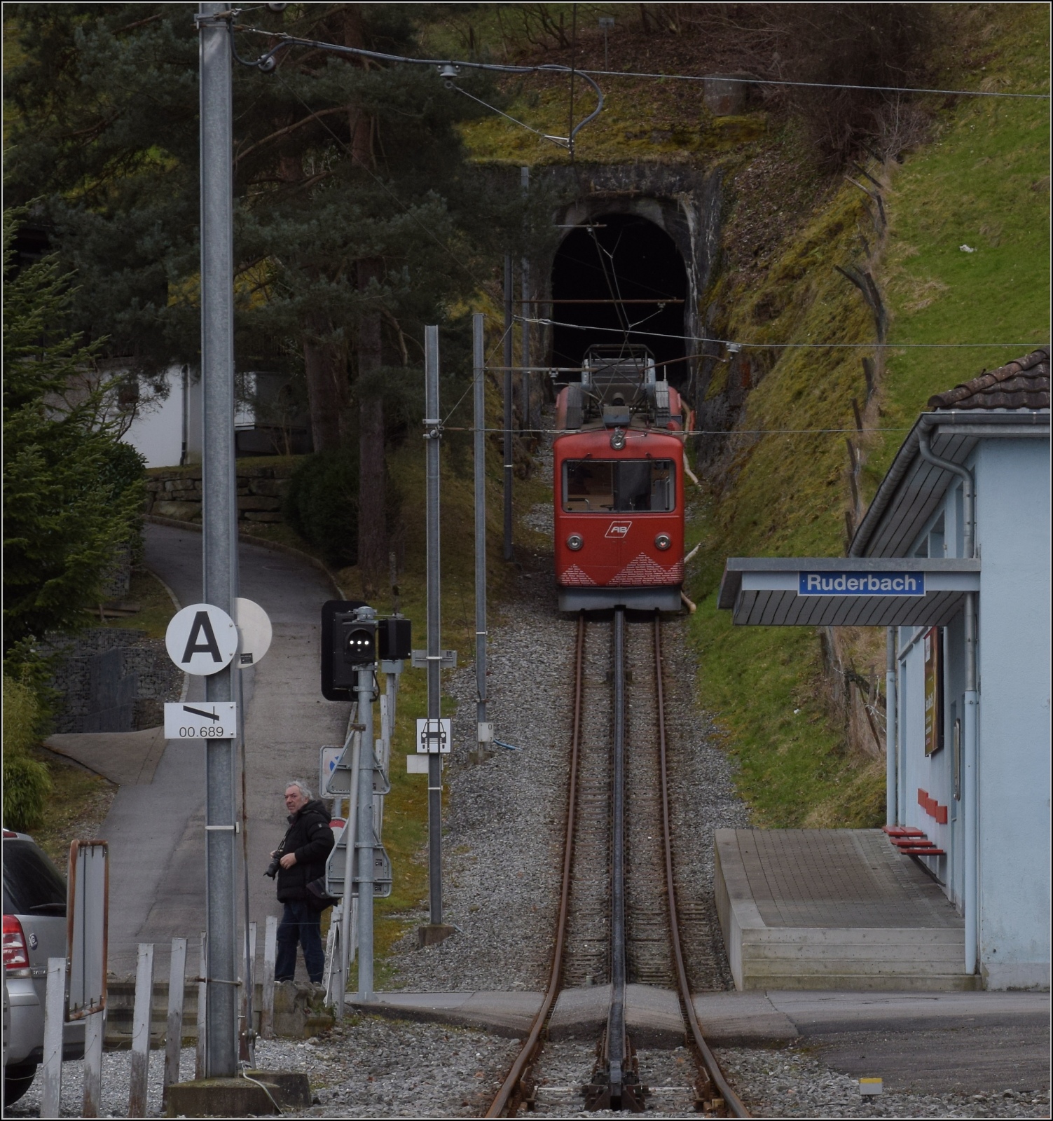 S26-BB-und-IGS-Minitreffen.

BDeh 1/2 1 'Liseli' macht sich auf den Weg in den Tunnel. Ruderbach,  Februar 2023. 

Kann man da einen Anflug schlechten Gewissens wegen ins-Bild-Steherei im Gesicht des Bahnfotografen erkennen? Aber das ist schnell verflogen, denn es wurde gegrinst statt gegrummelt...