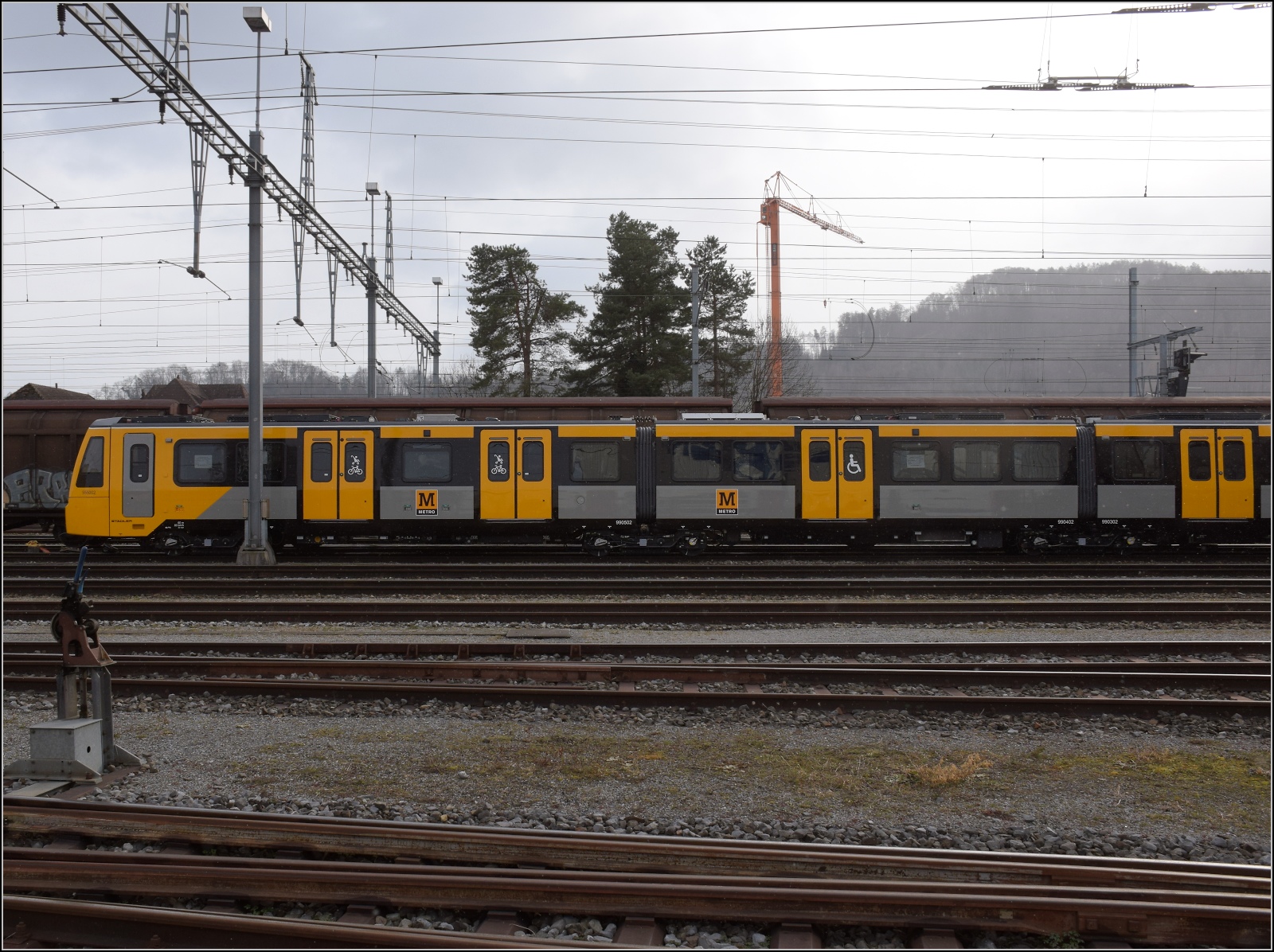 S26-BB-und-IGS-Minitreffen.

Class 555 in St. Margrethen. 555 002 wurde gerade vom Ex-TPF-Triebzug RBDe 567 174 nach St. Margrethen gebracht. Februar 2023.