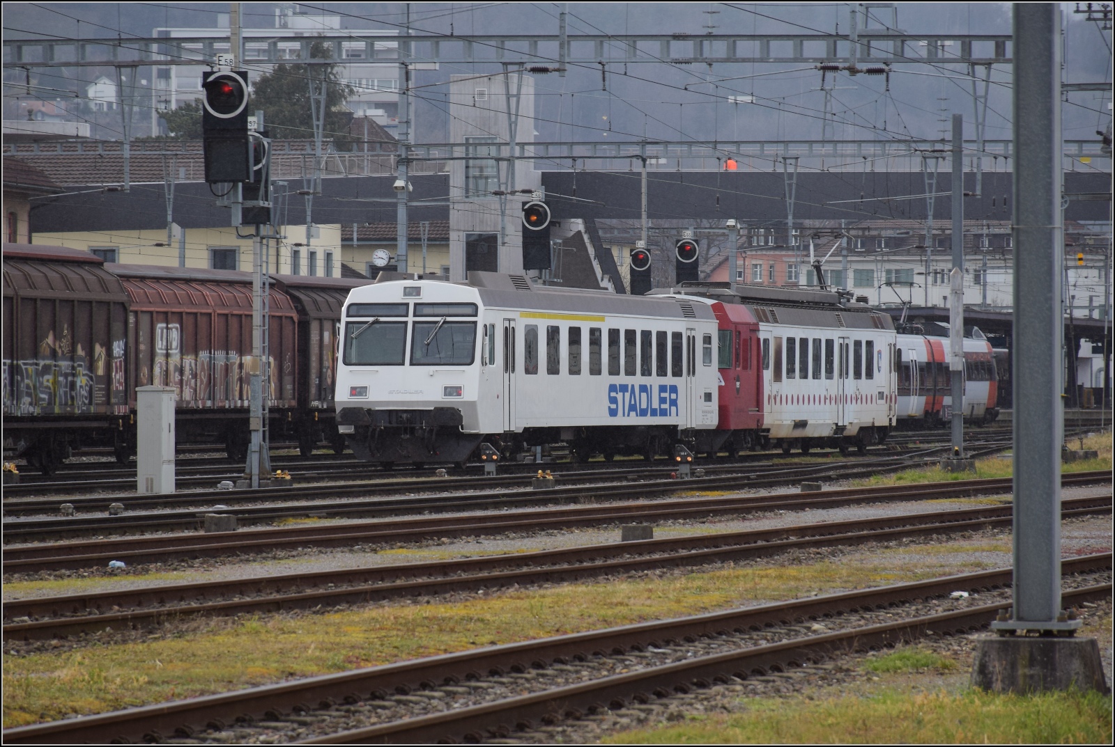 S26-BB-und-IGS-Minitreffen.

Der Überraschungsgast auf der Party, RBDe 567 171 für Stadler, ehemals TPF macht sich in St. Margrethen auf die Rückfahrt. Februar 2023.