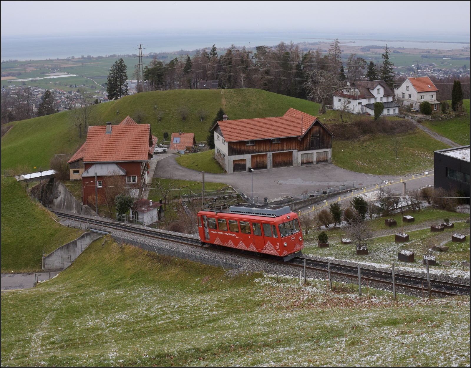 S26-BB-und-IGS-Minitreffen.

Die Strecke der Bergbahn Rheineck-Walzenhausen mit BDeh 1/2 1 'Liseli' in Walzenhausen. Februar 2023.

Hier ist Bild ausrichten eine Qual, oder doch den Sturz beseitigen, aber die Verzerrungen vom Ausrichten kaschieren? Sieht natürlicher aus, aber die Erde ist plötzlich eine Kugel...