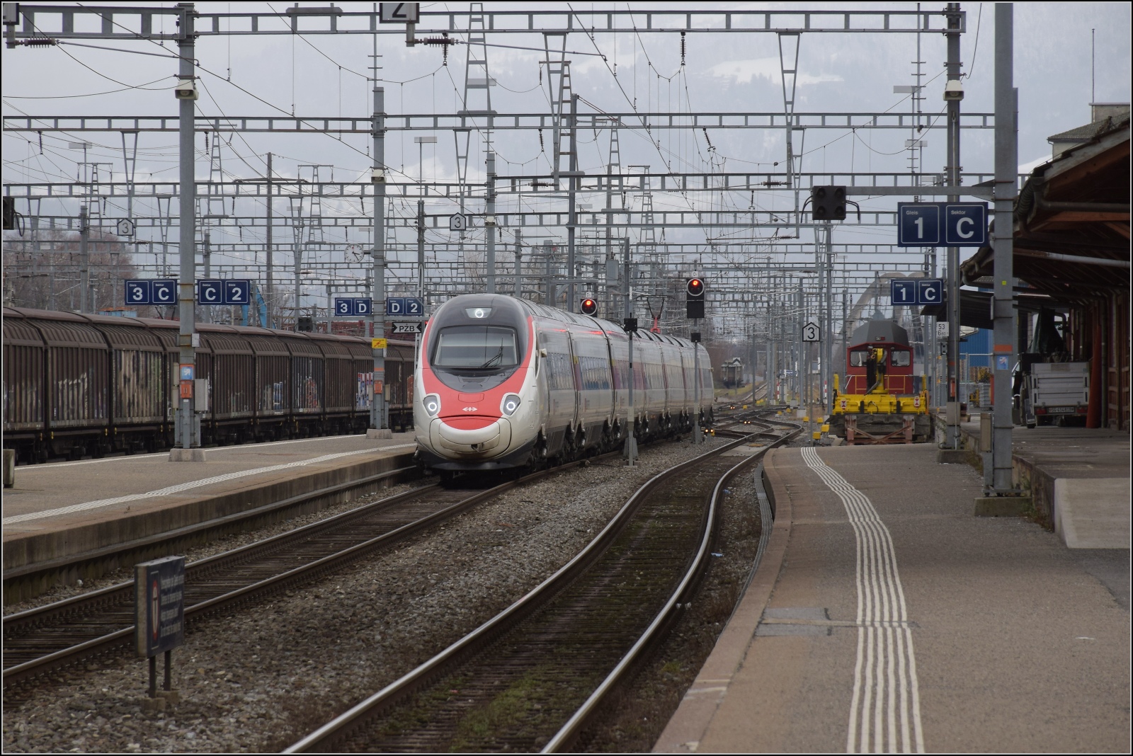 S26-BB-und-IGS-Minitreffen.

Ein RABe 503 aus München in Richtung Zürich kommt gerade in der Schweiz an. St. Margrethen, Februar 2023.