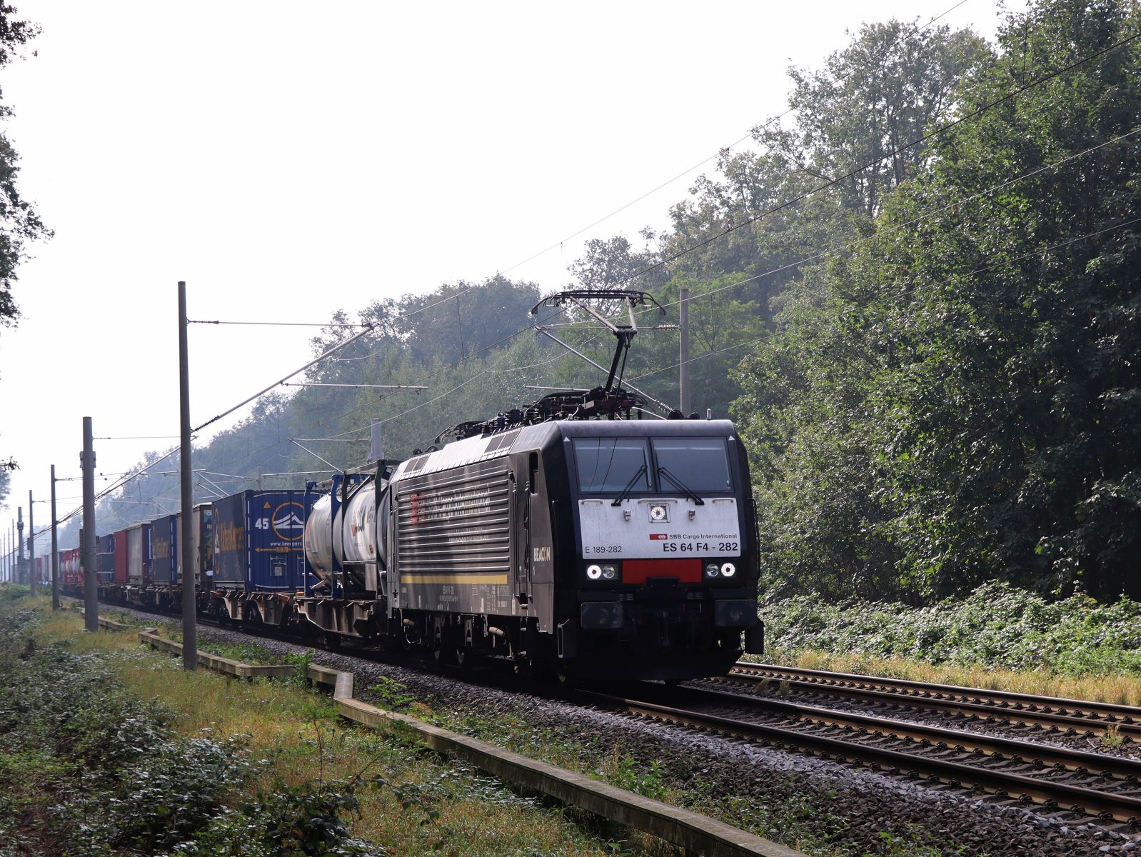 SBB Cargo Lokomotive 189 282-7 (91 80 6189 282-7 D-DISPO) bei Bahn�bergang Haagsche Strasse  Emmerich, Deutschland 19-09-2024.

SBB Cargo locomotief 189 282-7 (91 80 6189 282-7 D-DISPO) bij overweg Haagsche Strasse  Emmerich, Duitsland 19-09-2024.