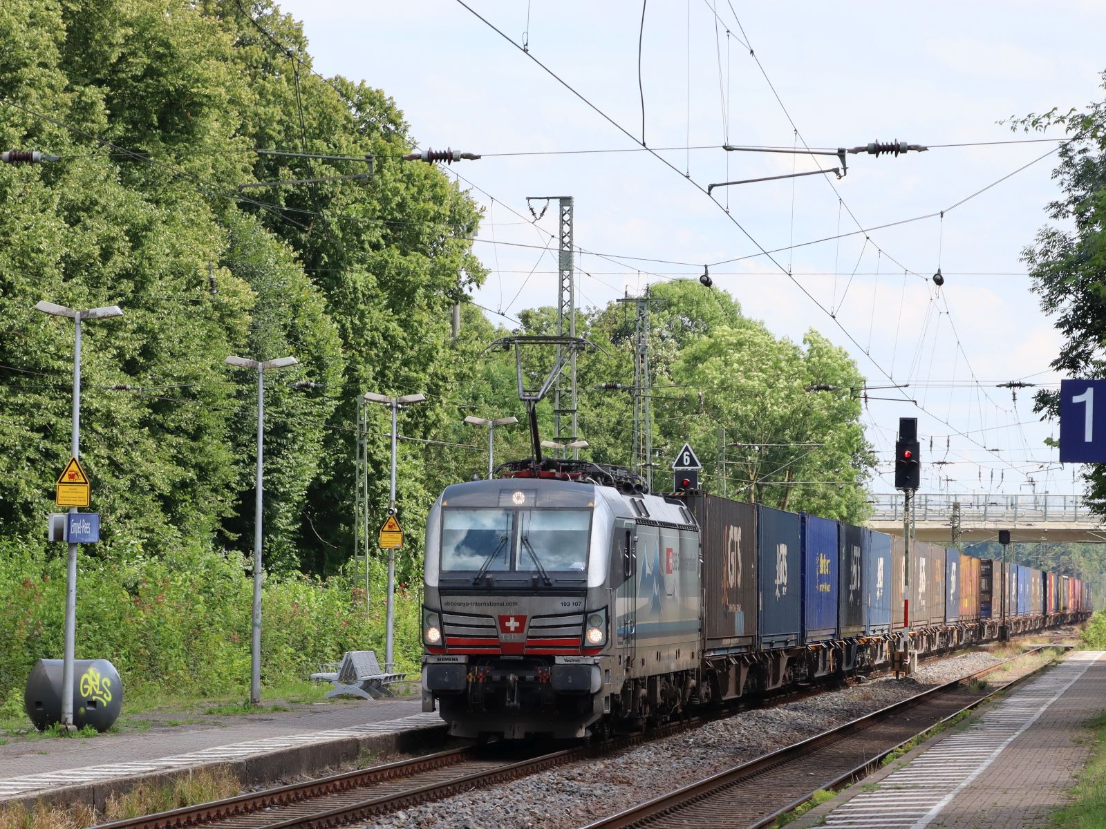 SBB Cargo Lokomotive 193 107-0 (91 80 6193 107-0 D-Rpool) Name  Bodensee  Gleis 2 Bahnhof Empel-Rees, Deutschland 11-07-2024.

SBB Cargo locomotief 193 107-0 (91 80 6193 107-0 D-Rpool) met de naam  Bodensee  spoor 2 station Empel-Rees, Duitsland 11-07-2024.