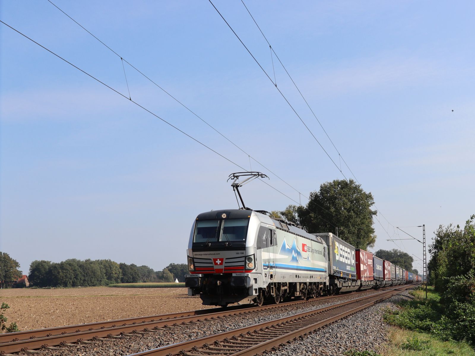 SBB Cargo Lokomotive 193 108-8 (91 80 6193 108-8 D-Rpool) met dem Name  Bielersee  bei Bhn�bergang Wasserstrasse, Hamminkeln 19-09-2024.

SBB Cargo locomotief 193 108-8 (91 80 6193 108-8 D-Rpool) met de naam  Bielersee  bij overweg Wasserstrasse, Hamminkeln 19-09-2024.