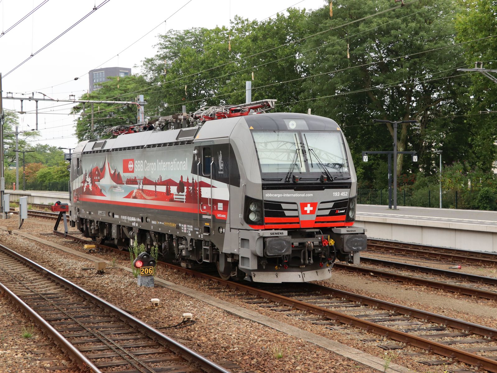 SBB Cargo Lokomotive 193 452-0 (91 80 6193 452-0 D-SIEAG )  Schweizpiercer/Helvetia  Bahnhof Venlo, Niederlande 24-07-2025.

SBB Cargo locomotief 193 452-0 (91 80 6193 452-0 D-SIEAG )  Schweizpiercer/Helvetia  station Venlo, Nederland 24-07-2025.