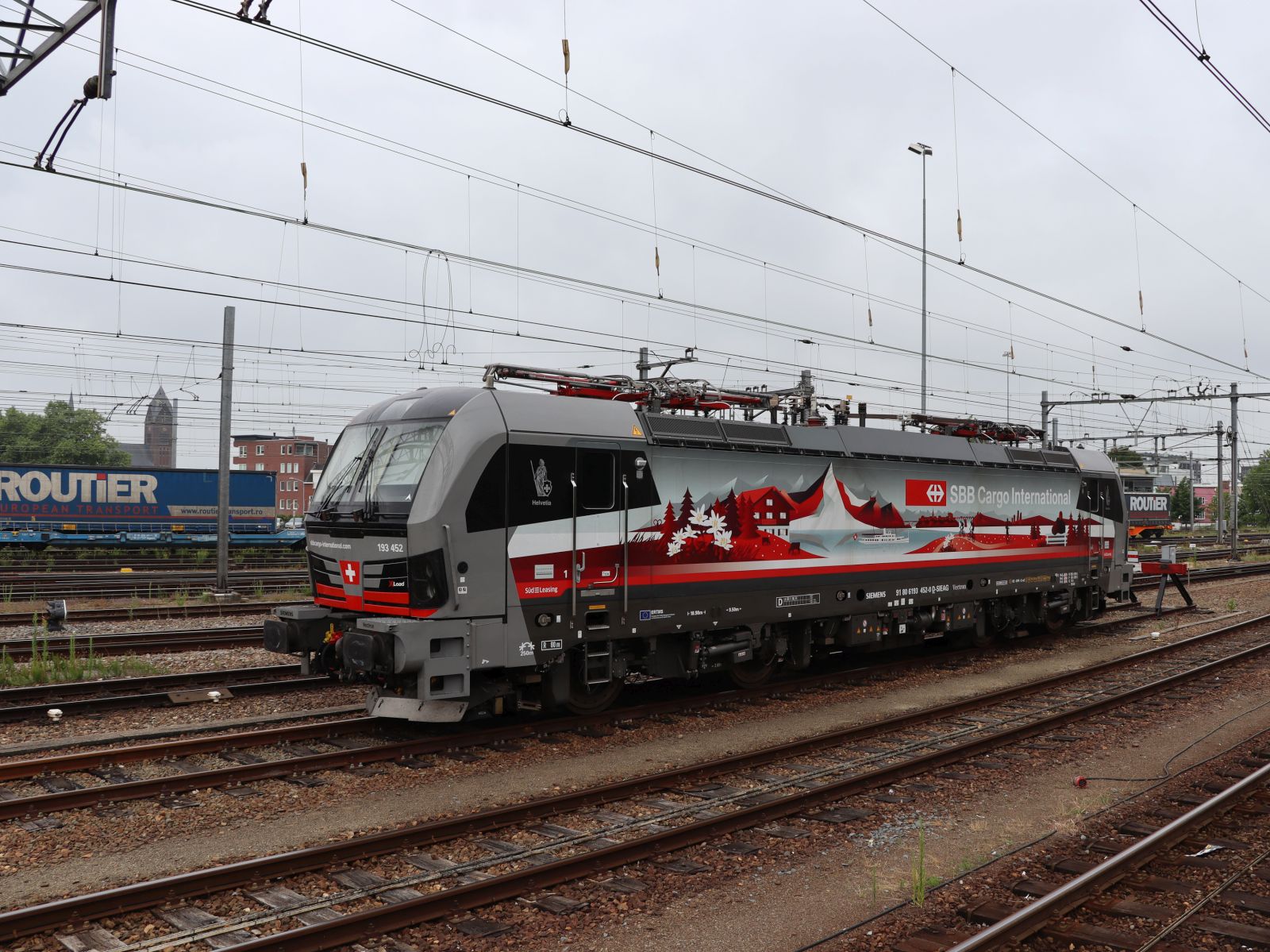 SBB Cargo Lokomotive 193 452-0 (91 80 6193 452-0 D-SIEAG )  Schweizpiercer/Helvetia  Bahnhof Venlo, Niederlande 24-07-2025.

SBB Cargo locomotief 193 452-0 (91 80 6193 452-0 D-SIEAG )  Schweizpiercer/Helvetia  station Venlo, Nederland 24-07-2025.
