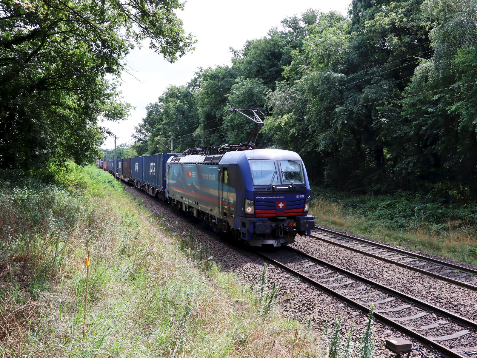 SBB Cargo Lokomotive 193 522-5 (91 80 6193 522-5 D-SIEAG) mit dem Name  Elbe  bei Bahn�bergang Auxiliatrixweg,Venlo, Niederlande 24-07-2025.

SBB Cargo locomotief 193 522-5 (91 80 6193 522-5 D-SIEAG) met de naam  Elbe  bij de overweg Auxiliatrixweg,Venlo, Nederland 24-07-2025.