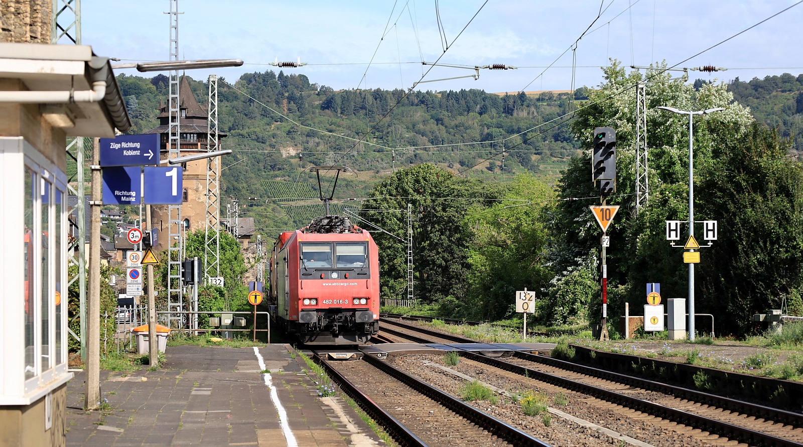 SBBC 482 016-3 mit Containerzug gen Bingen unterwegs. Oberwesel 09.08.2024