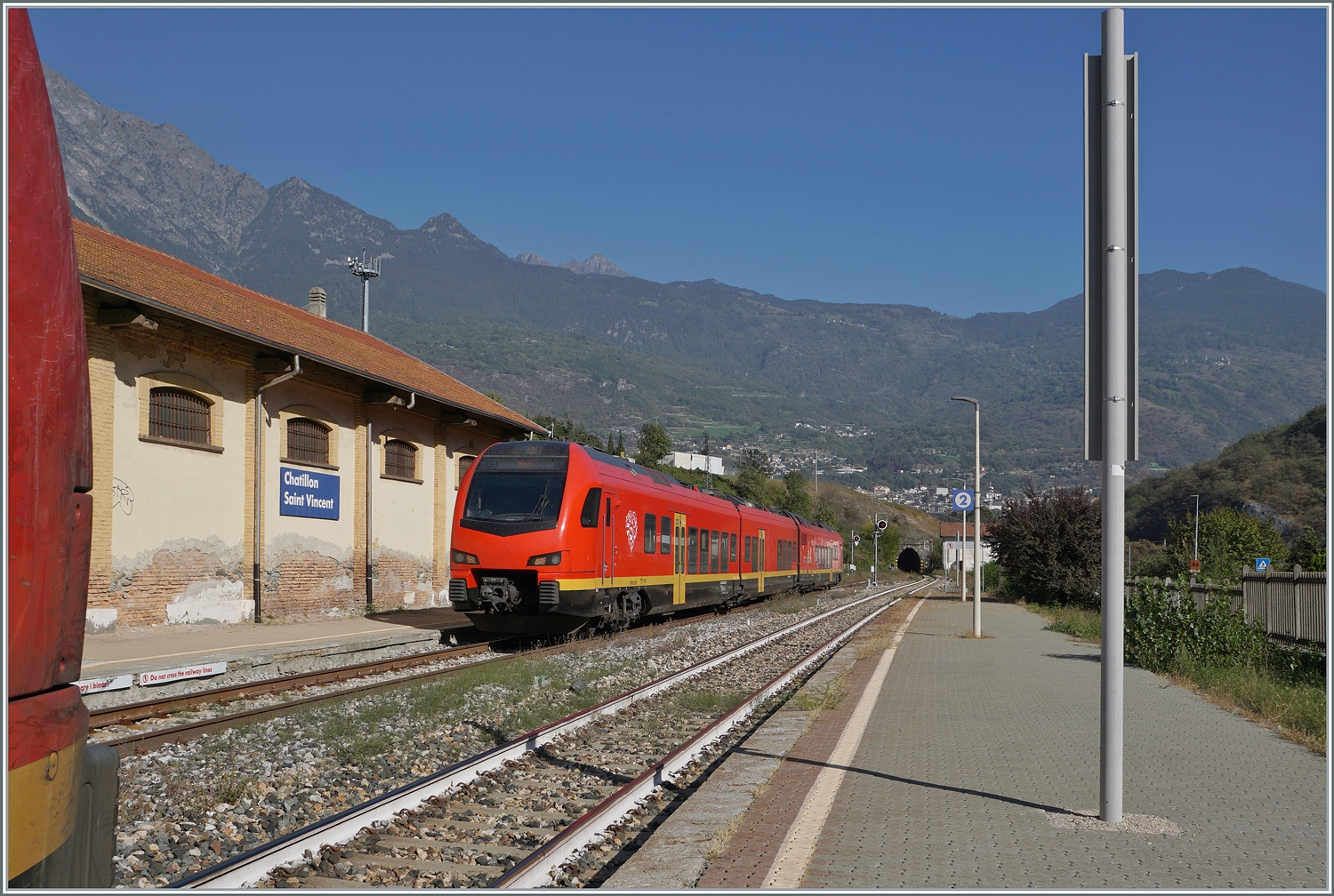 Schade - schon ist der Einsatz der BTR 813 im Aostatal (zumindest Vorübergehend) vorbei; deshalb noch ein Bild aus Chatillon Saint Vincent mit dem hier ankommenden BUM BTR 813 001 als  RV VdA 2729 von Torino nach Aosta. Am linken Bildrand ist der in die Gegenrichtung fahrende Zug angedeutet. 

11. Oktober 2023