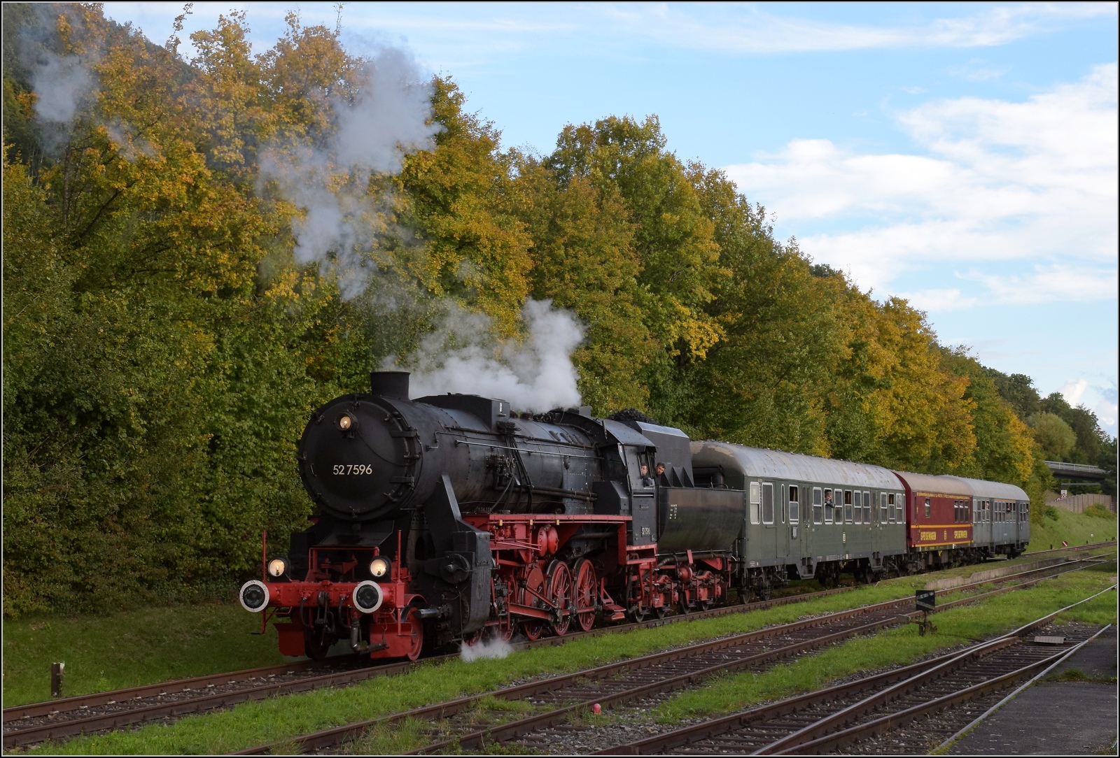 Schienenverkehr am Schienerberg. 

52 7596 mit ihrem EFZ-Sonderzug für die SEHR&RS im Bahnhof Hemishofen. Oktober 2022.