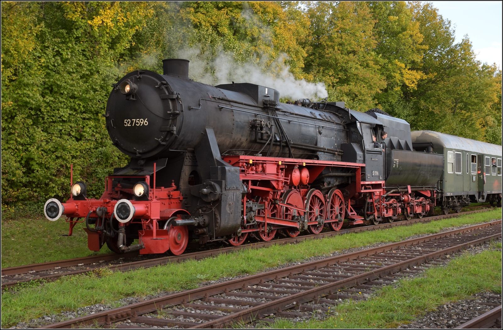 Schienenverkehr am Schienerberg. 

52 7596 mit ihrem EFZ-Sonderzug für die SEHR&RS im Bahnhof Hemishofen. Oktober 2022.