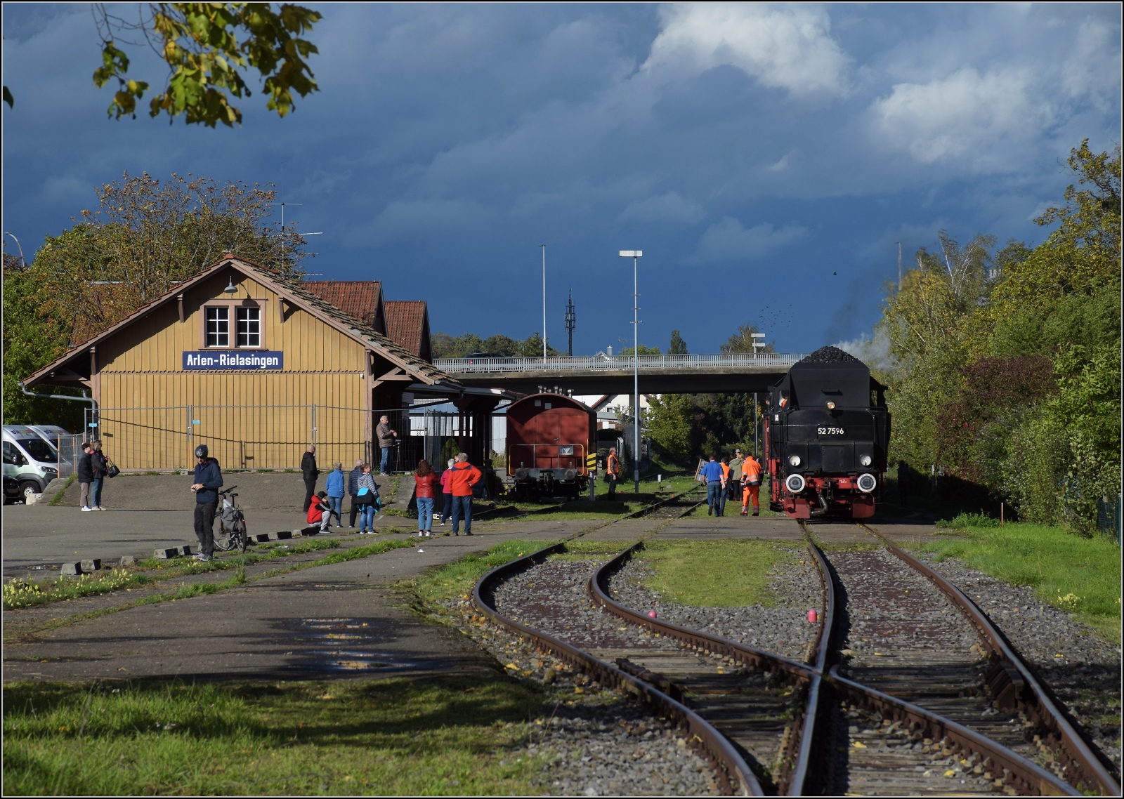 Schienenverkehr am Schienerberg. 

52 7596 mit ihrem EFZ-Sonderzug für die SEHR & RS in Rielasingen. Oktober 2022.