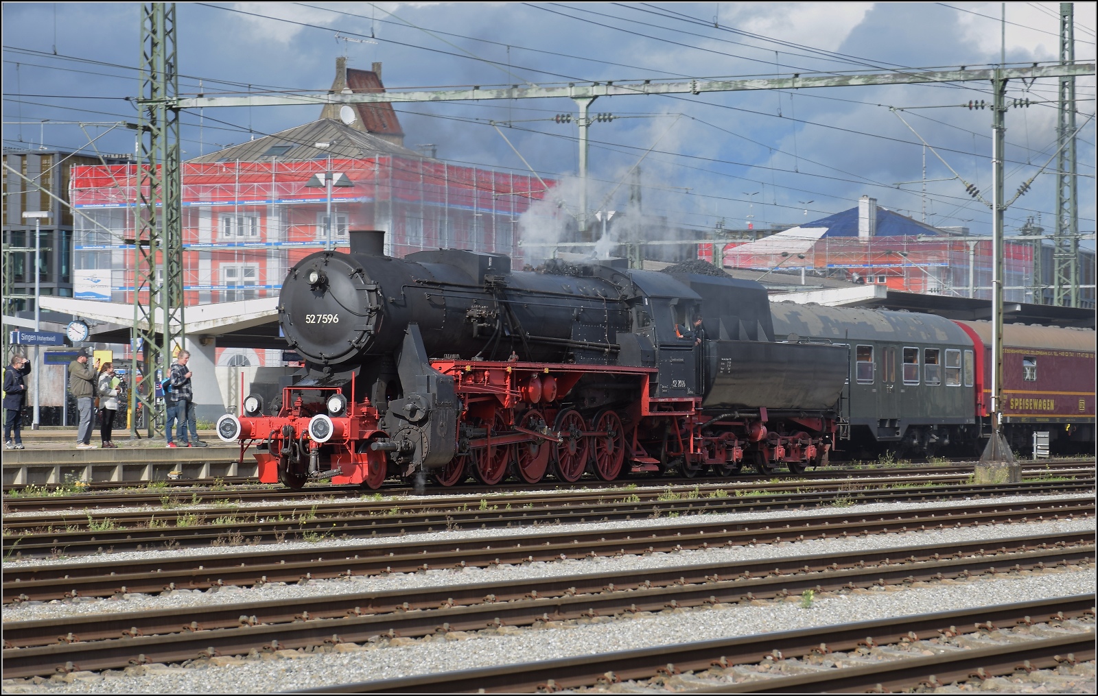 Schienenverkehr unterm Hohentwiel. 

52 7596 umfährt dem EFZ-Sonderzug für die SEHR & RS im Bahnhof Singen. Oktober 2022.