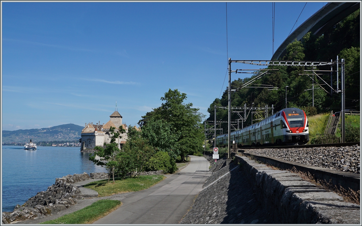 Schiff, Schloss und Bahn, gar nicht so einfach alles auf ein Bild zu bekommen. 
Ein SBB RABe 511 ist beim Château de Chillon auf dem Weg nach St-Maurice und das Dampfschiff  Italie  ist auf der Rundfahrt Vevey - Montreux - Bouvert - St-Gingolph - Vevey. 

21. Mai 2022