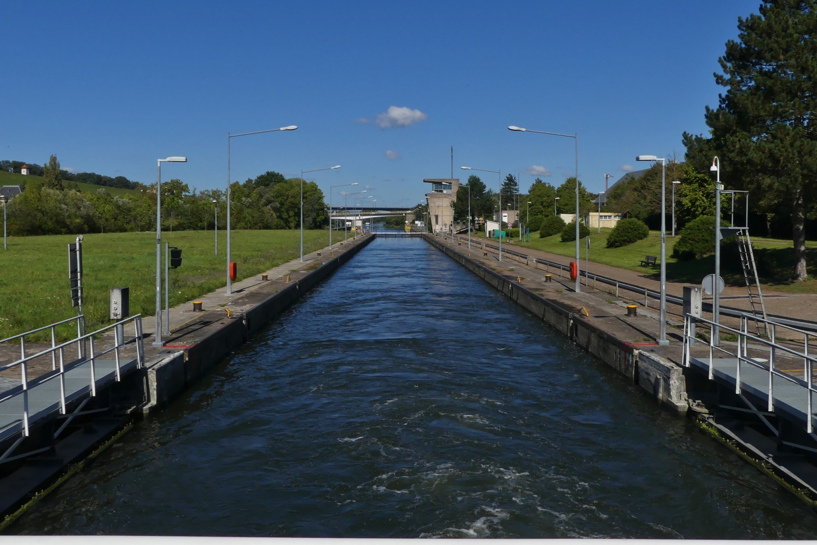 Schiffrundfahrt auf der Mosel, Blick zur�ck auf die gef�llte Schleuse von Apach und die schlie�enden Schleusentore. 09.2023