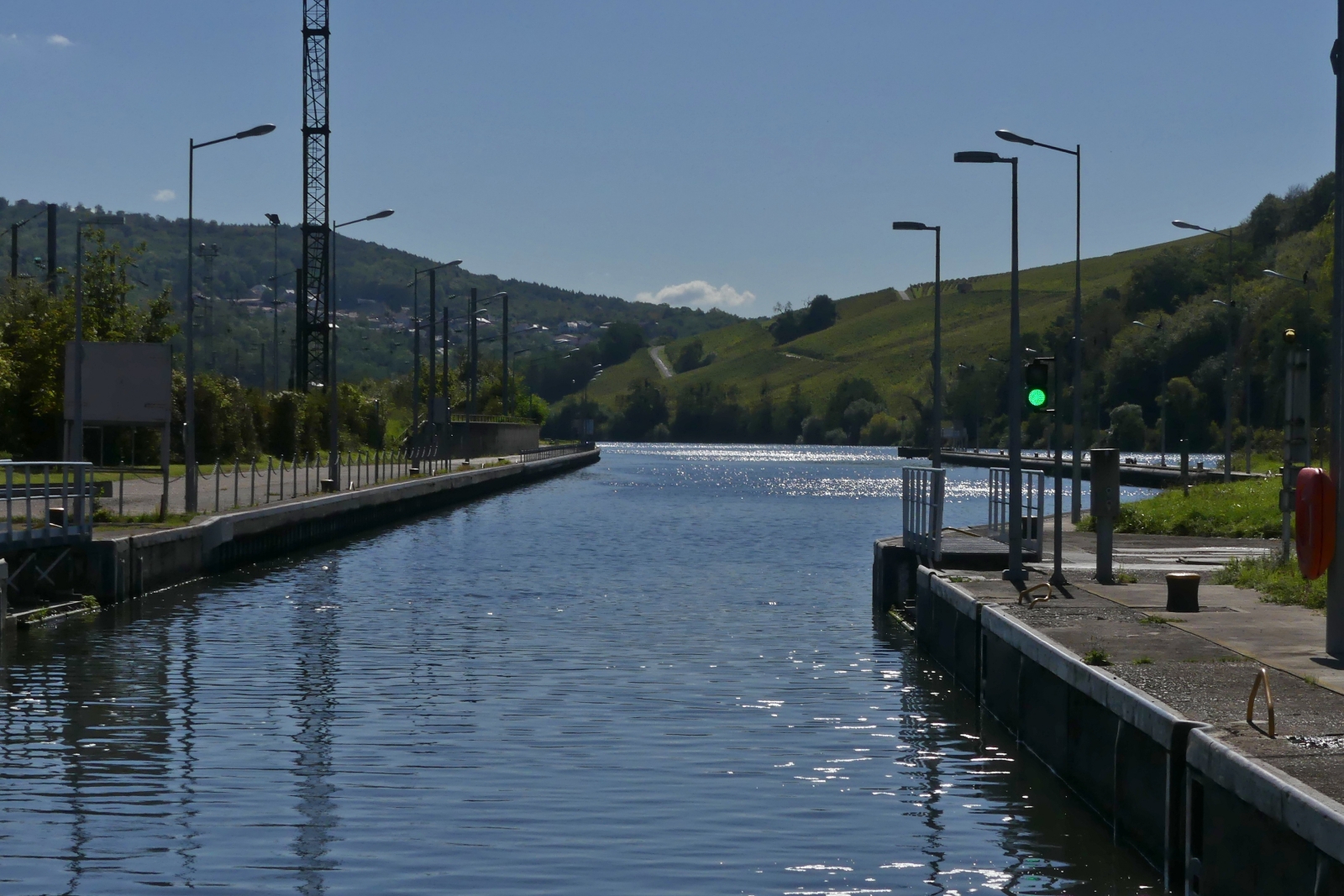 Schiffrundfahrt auf der Mosel, Nach der Einfahrt in die Schleuse von Apach und dem Auff�llen der Scheusenkammer wurden die Schleusentore ge�ffnet und unser Schiff kann die Reise auf der Mosel in Richtung Sierck – les - Bains fortsetzen. 09.2023