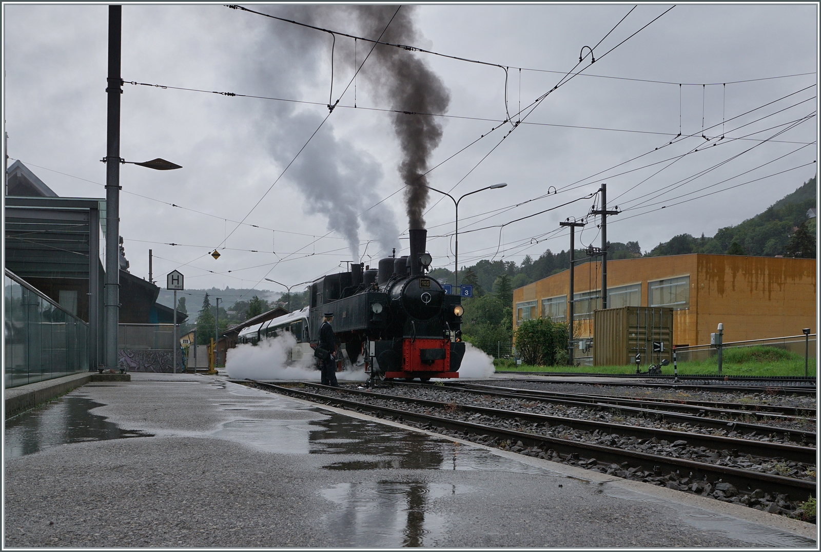 Schlechtwetterfotografie hat auch seinen Reiz, wie diese Bilder der SEG G 2x 2/2 der Blonay Chamby Bahn beim Manver in Blonay zeigen. 

22. Juni 2024