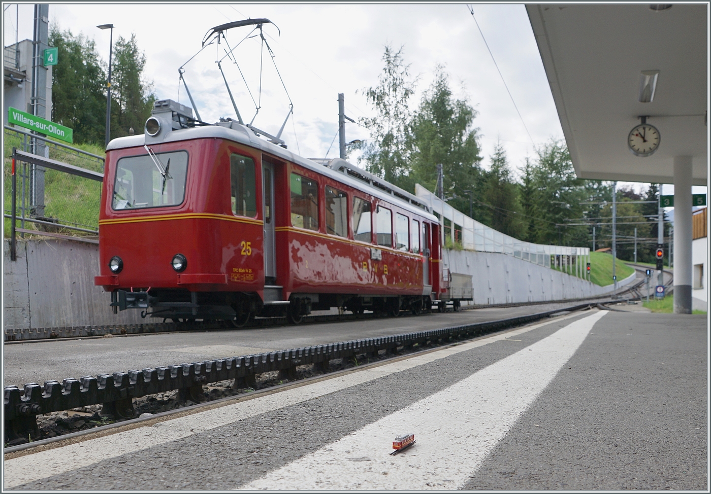 Schon fast ein Zugsuchbild: ZWEI BVB B(D)eh 2/4 stehen in Villars sur Ollon.

19. August 2023