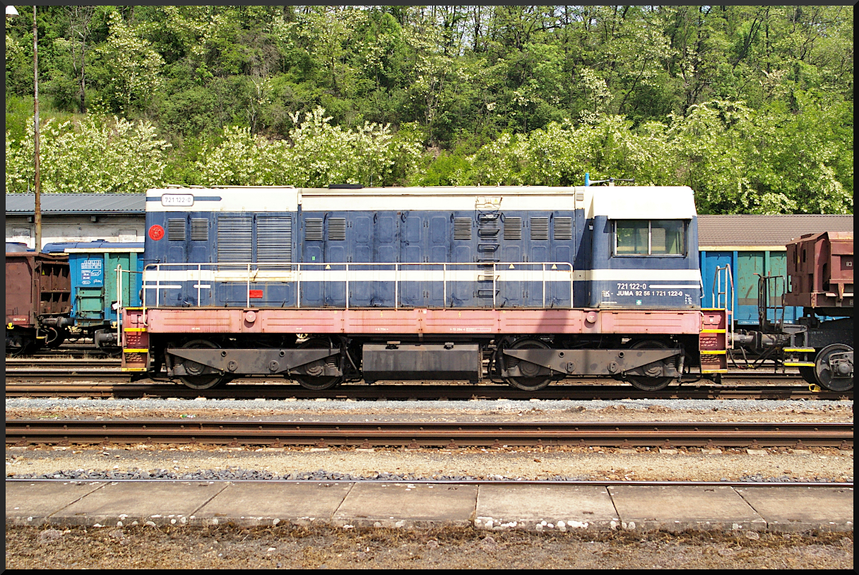 Schon stark ausgeblichen zeigt sich die JUMA 721 122 bei Gleisbauarbeiten in Tschechien, Mladá Boleslav, 22.05.2022 (JUMA 92 56 1 721 122-0)
