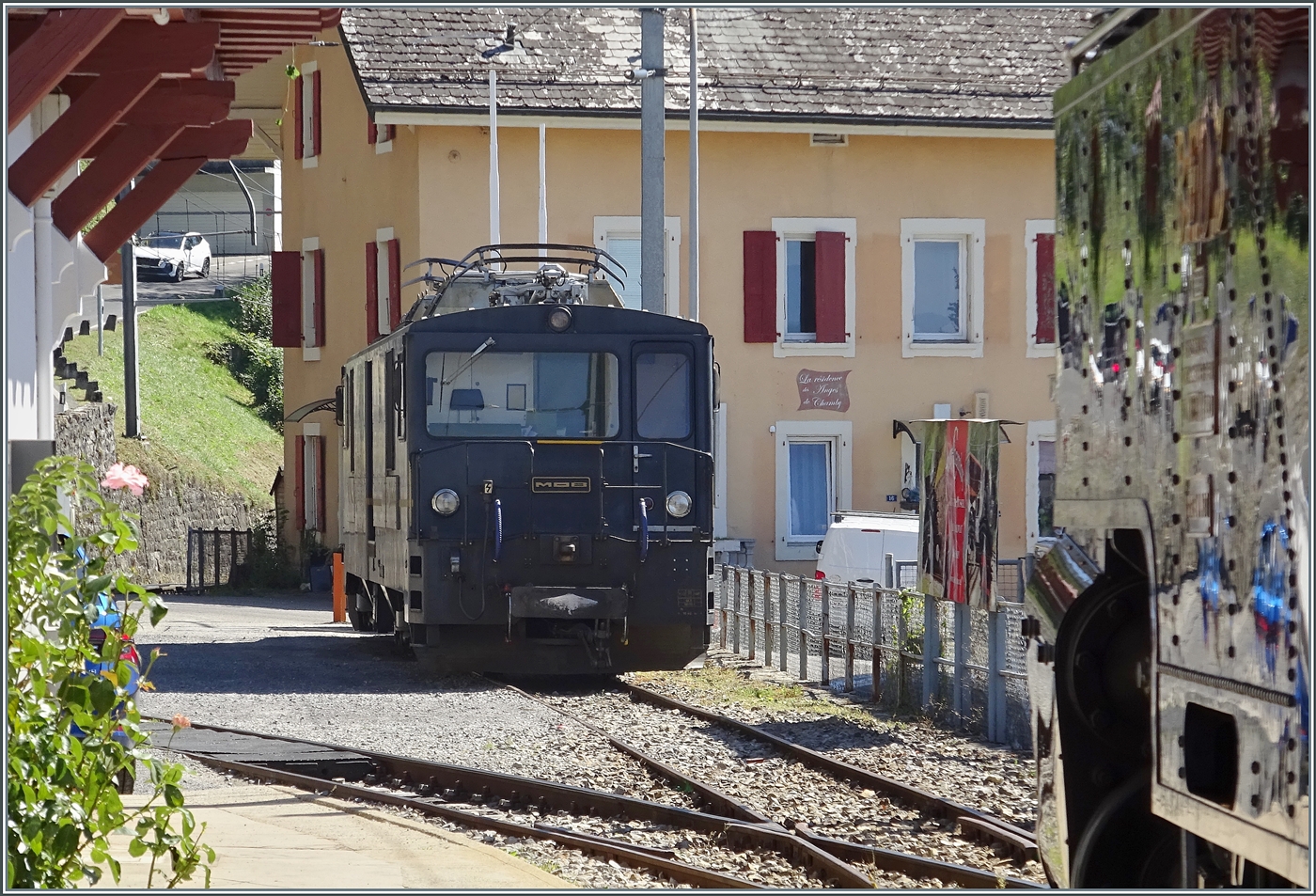 Schwarze Loks in Chamby: Neben der nur angeschnitten gezeigten HG 3/4 links im Bild, ist im Hintergrund die MOB GDe 4/4 6002 abgestellt. 

12. September 2026